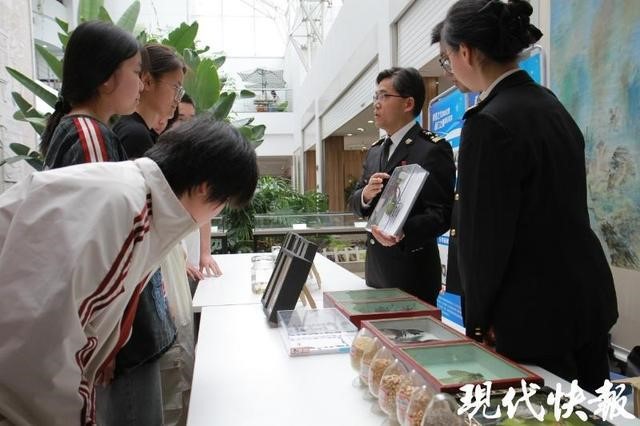 支部成员与海关联合开展“国门生物安全”科普宣传