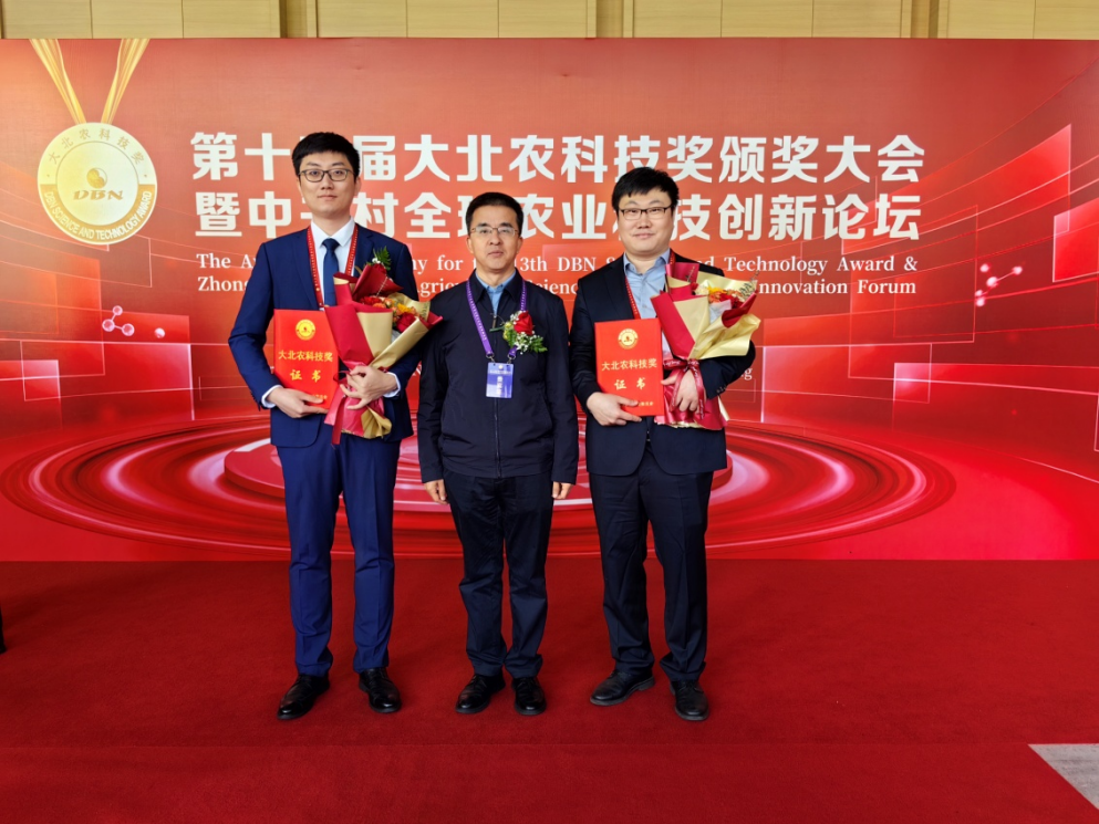 刘竹青校长（中）与获奖团队代表王中江教授（右一）合影留念