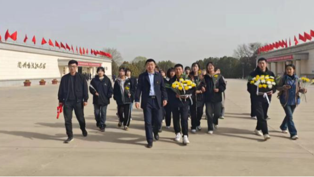 缅怀革命先烈，弘扬革命精神 ——经济管理学院3.30纪念烈士扫墓活动