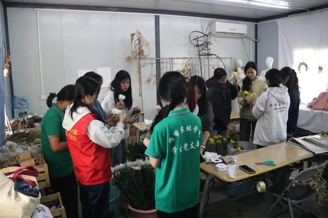 学生们亲手制作敬献花篮和挽联