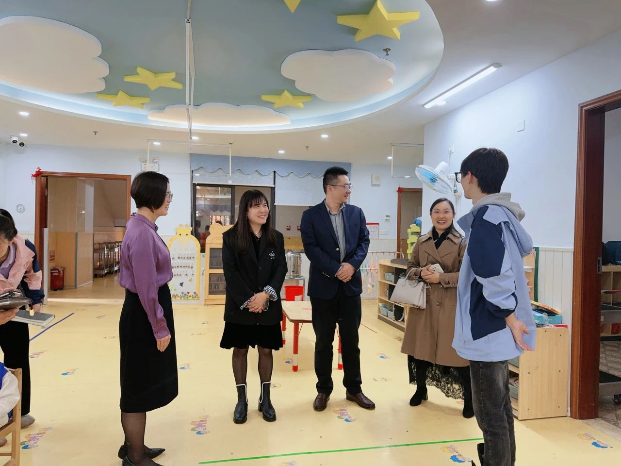 图为丘毅清书记与广州幼儿师范高等专科学校附属增城幼儿园实习学生交流 图为丘毅清书记与广州幼儿师范高等专科学校附属增城幼儿园实习学生交流