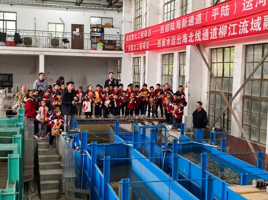 专项行动团队骨干在讲解重大水运工程(平陆运河)模型实验 专项行动团队骨干在讲解重大水运工程(平陆运河)模型实验