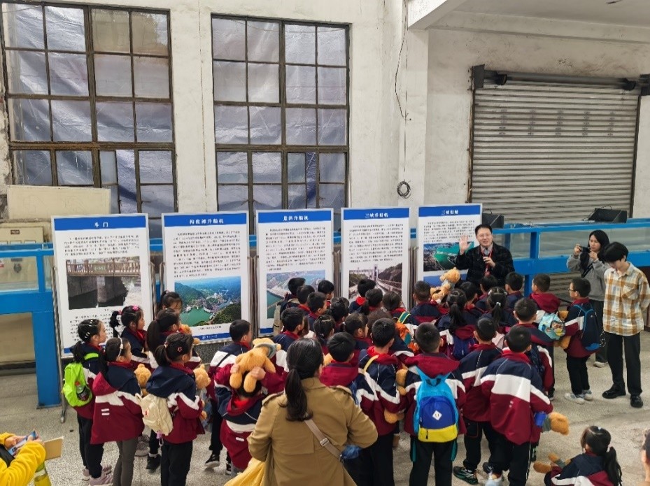 专项行动团队骨干在讲解三峡船闸及升船机工程 专项行动团队骨干在讲解三峡船闸及升船机工程