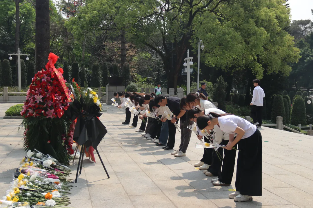 在广州起义纪念碑前静默致哀