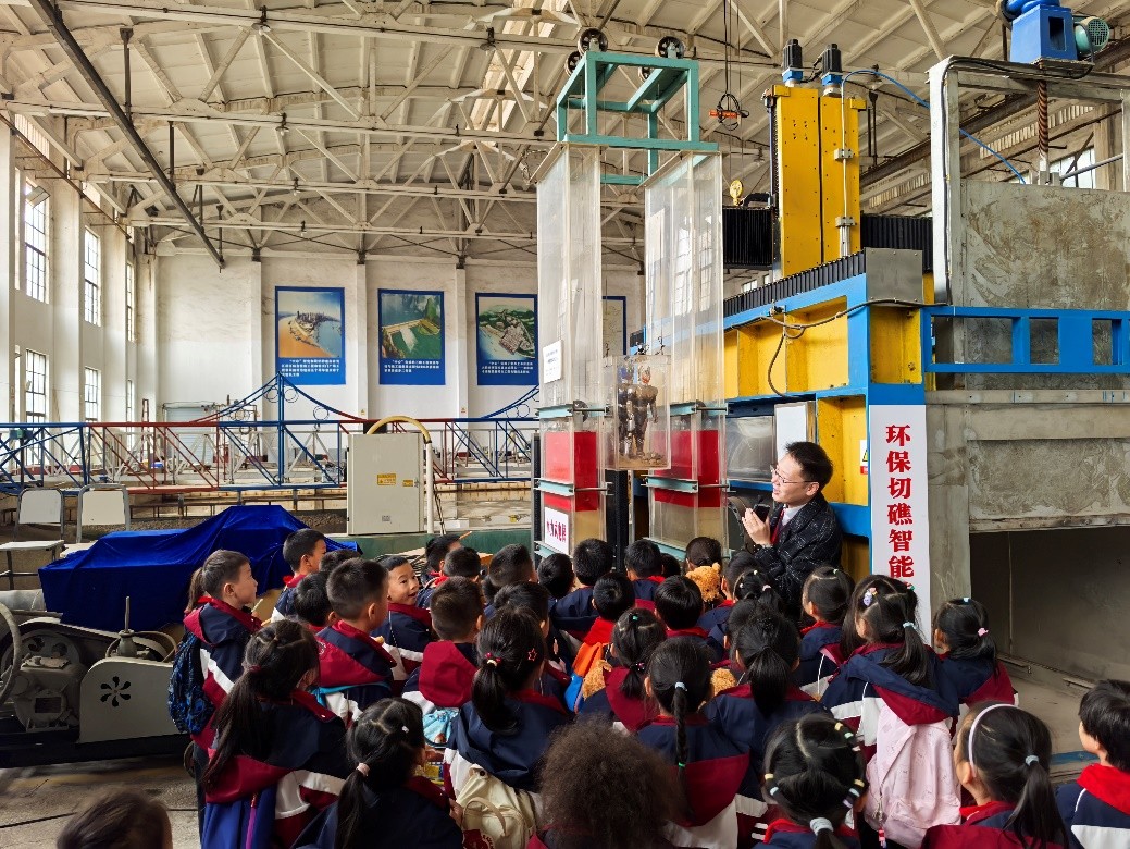 专项行动团队骨干在讲解水力式升船机 专项行动团队骨干在讲解水力式升船机