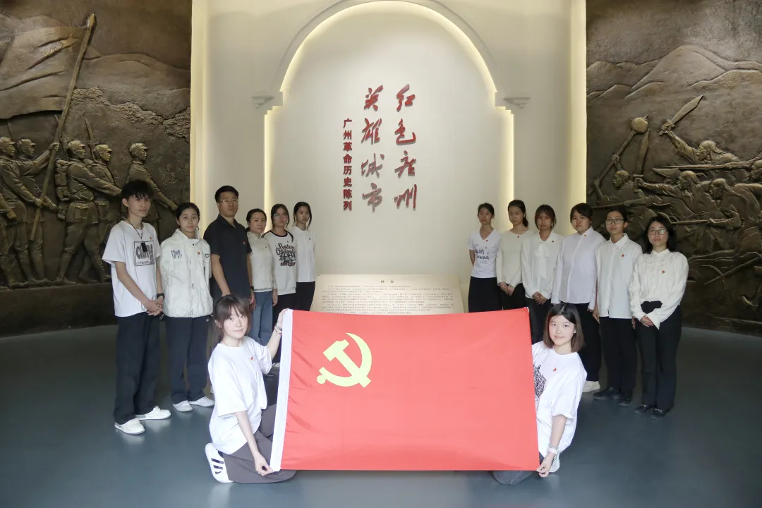 全体师生在广东广州近代史博物馆合影