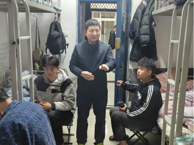 李广涛书记深入学生宿舍