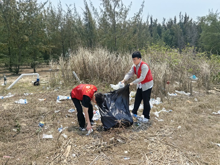 志愿者们捡拾龙沐湾海滩上的白色垃圾