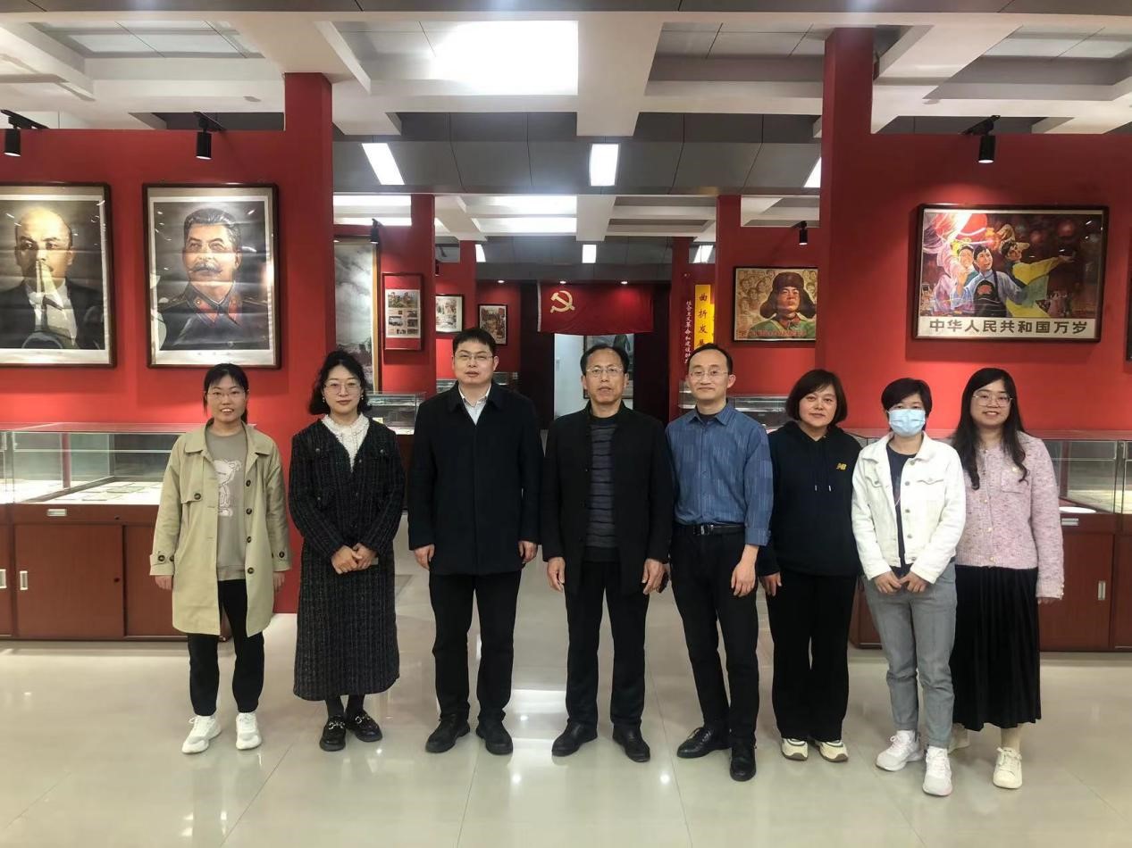 参观学校党史馆