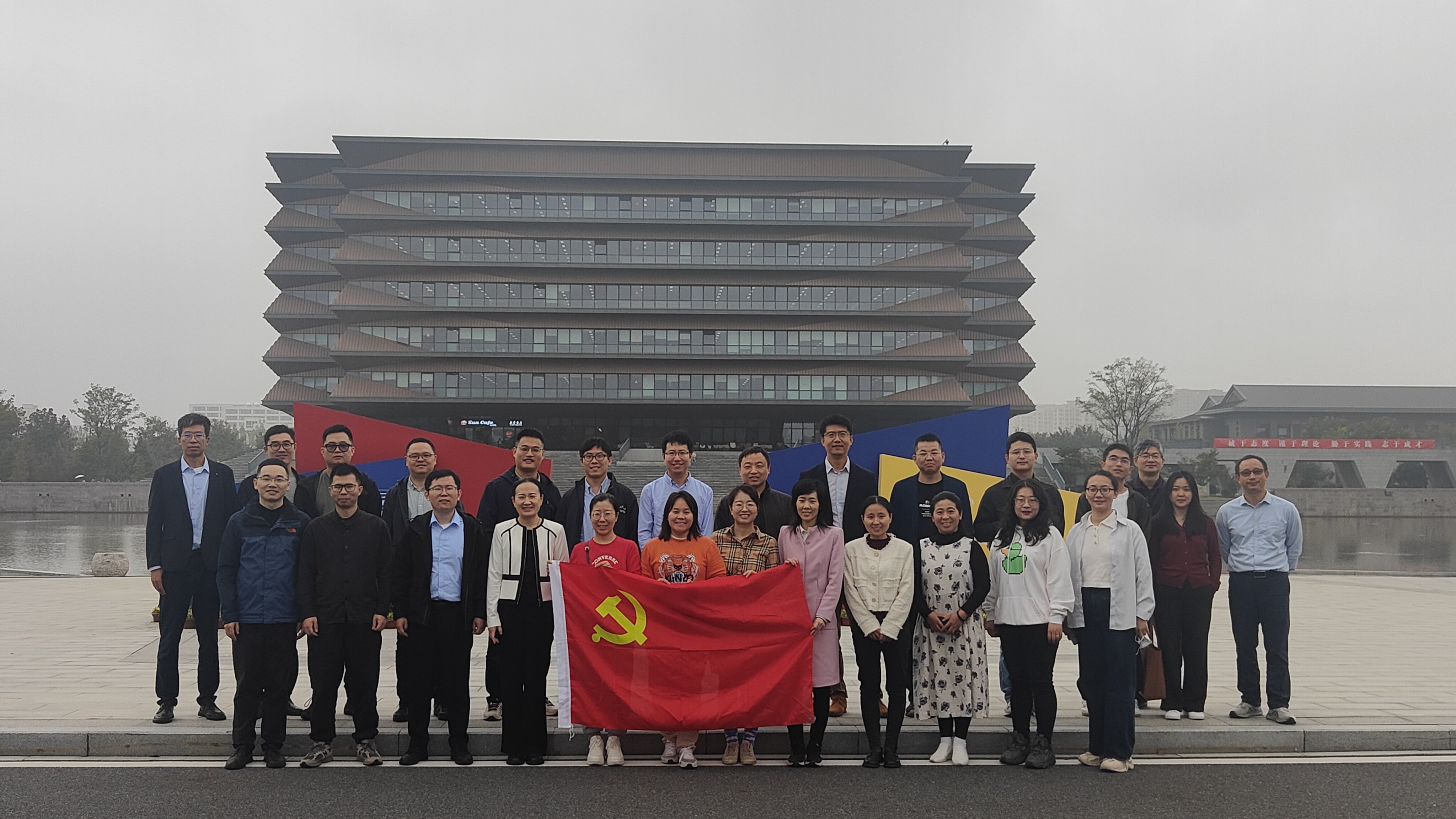 图片1：支部与沪高校开展“党建+科研”的党建联建活动