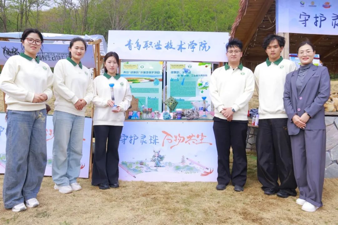 “绿喇叭”志愿服务队变“废”为宝作品展览