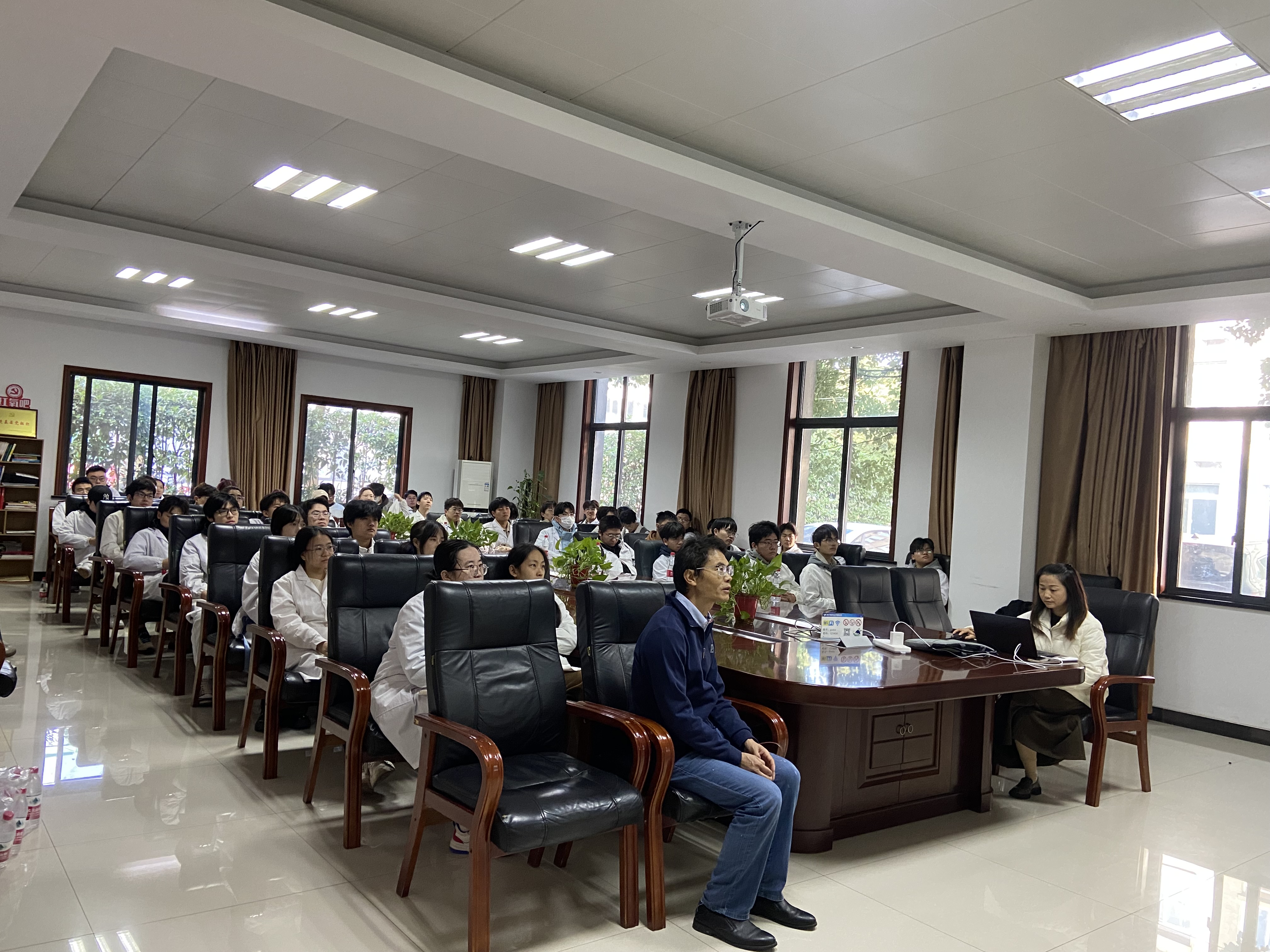 图片3：支部党员教师带队联合行业龙头企业开展专业课程现场教学