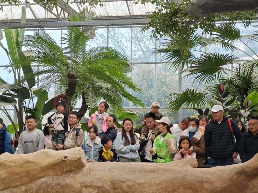 “绿喇叭”志愿者在青岛森林野生动物世界开展科普讲解志愿服务