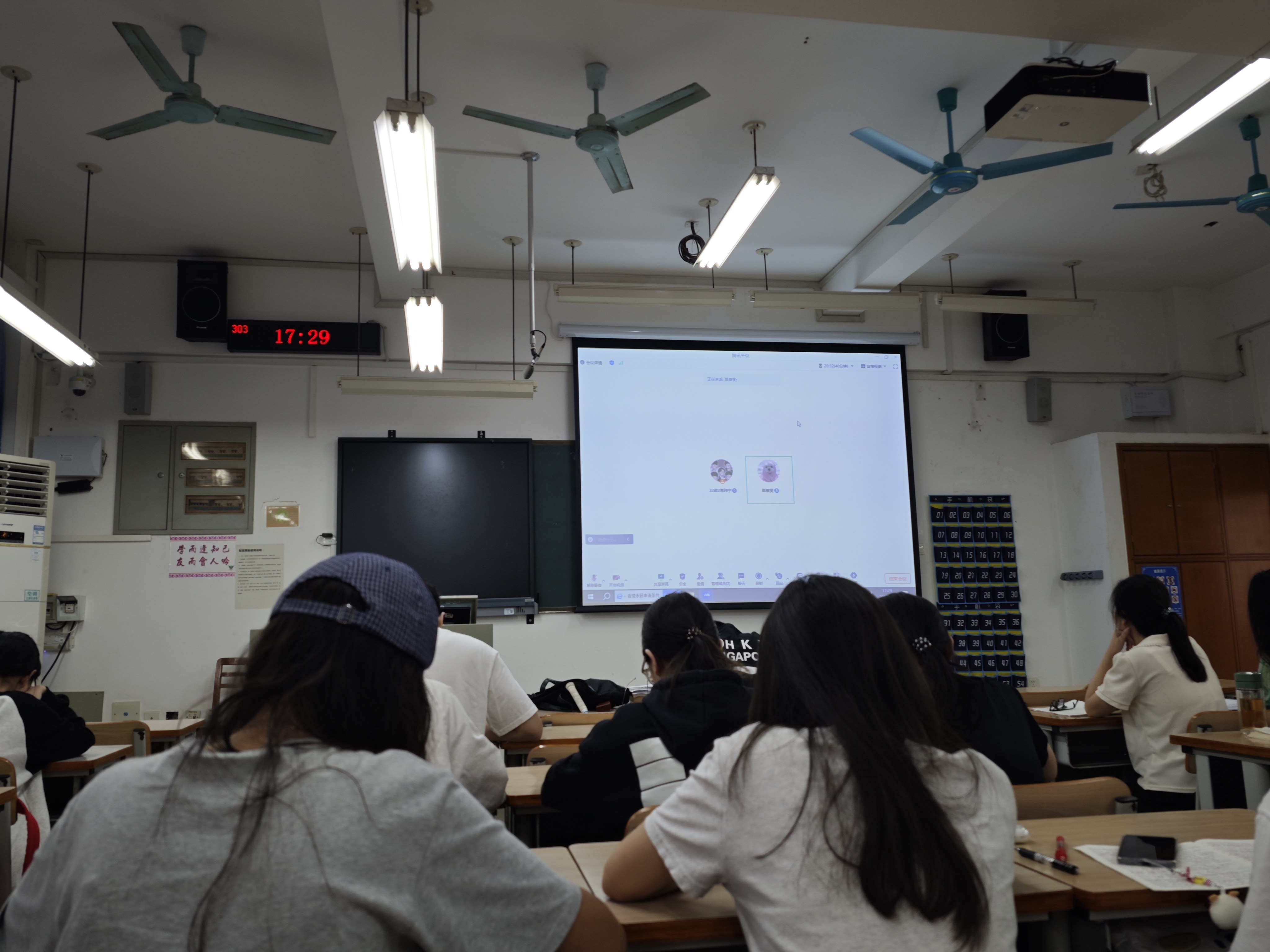 2021级政治学与行政学2班覃蓓雯做求职经验分享