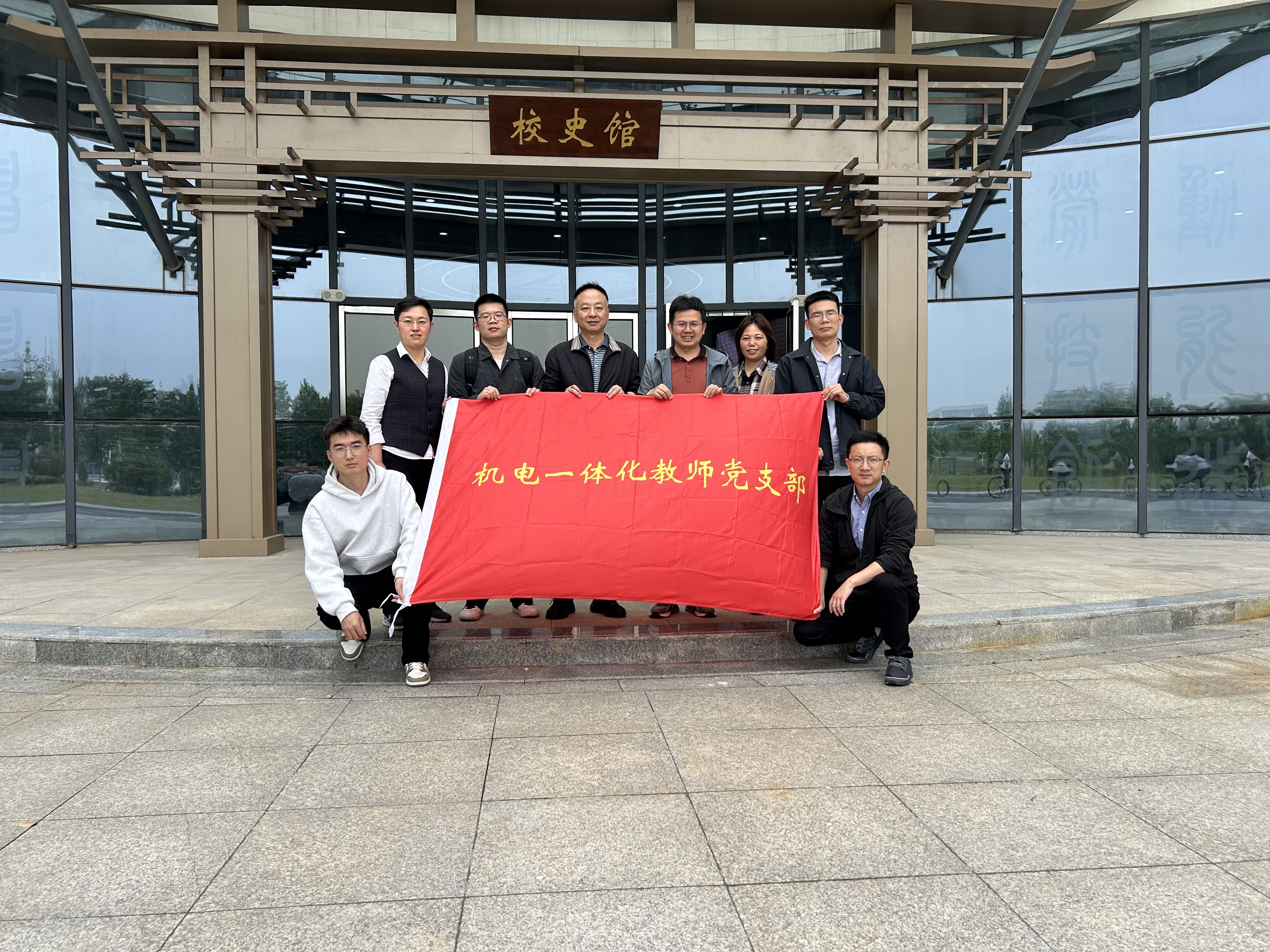 参观校史馆