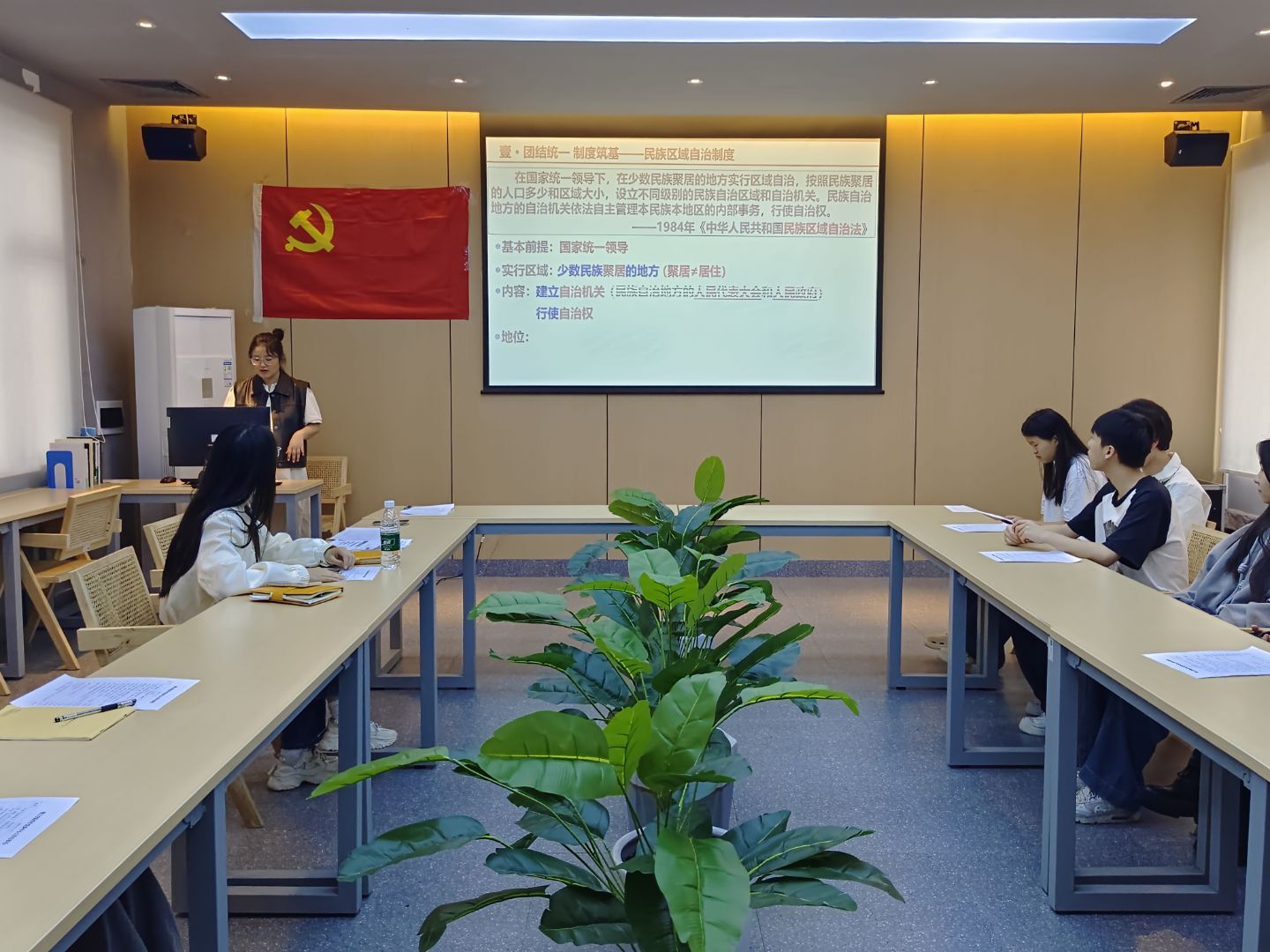 王少鹏讲授党课