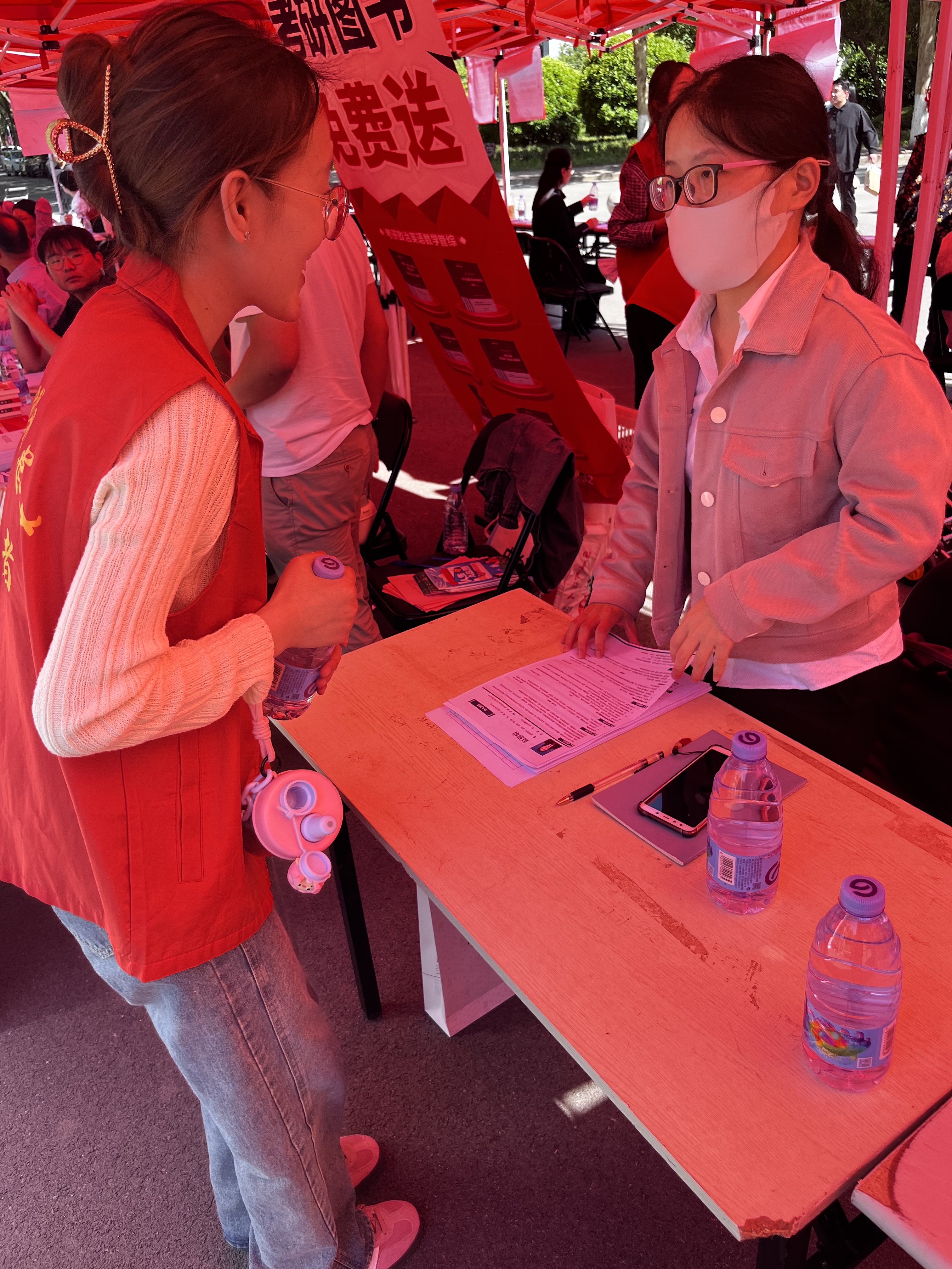 支部党员在学院招聘会开展志愿服务活动