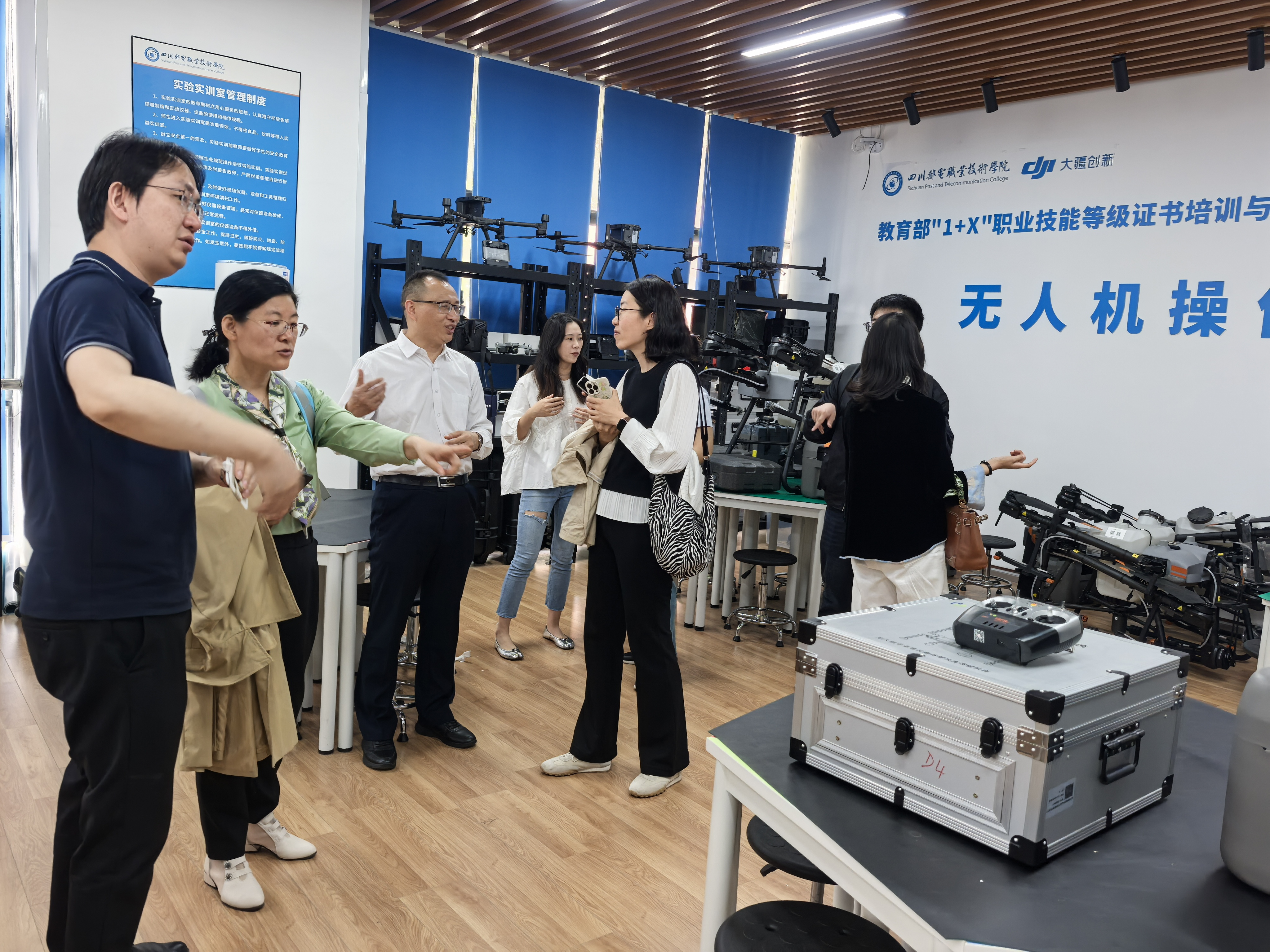 参观无人机实训室