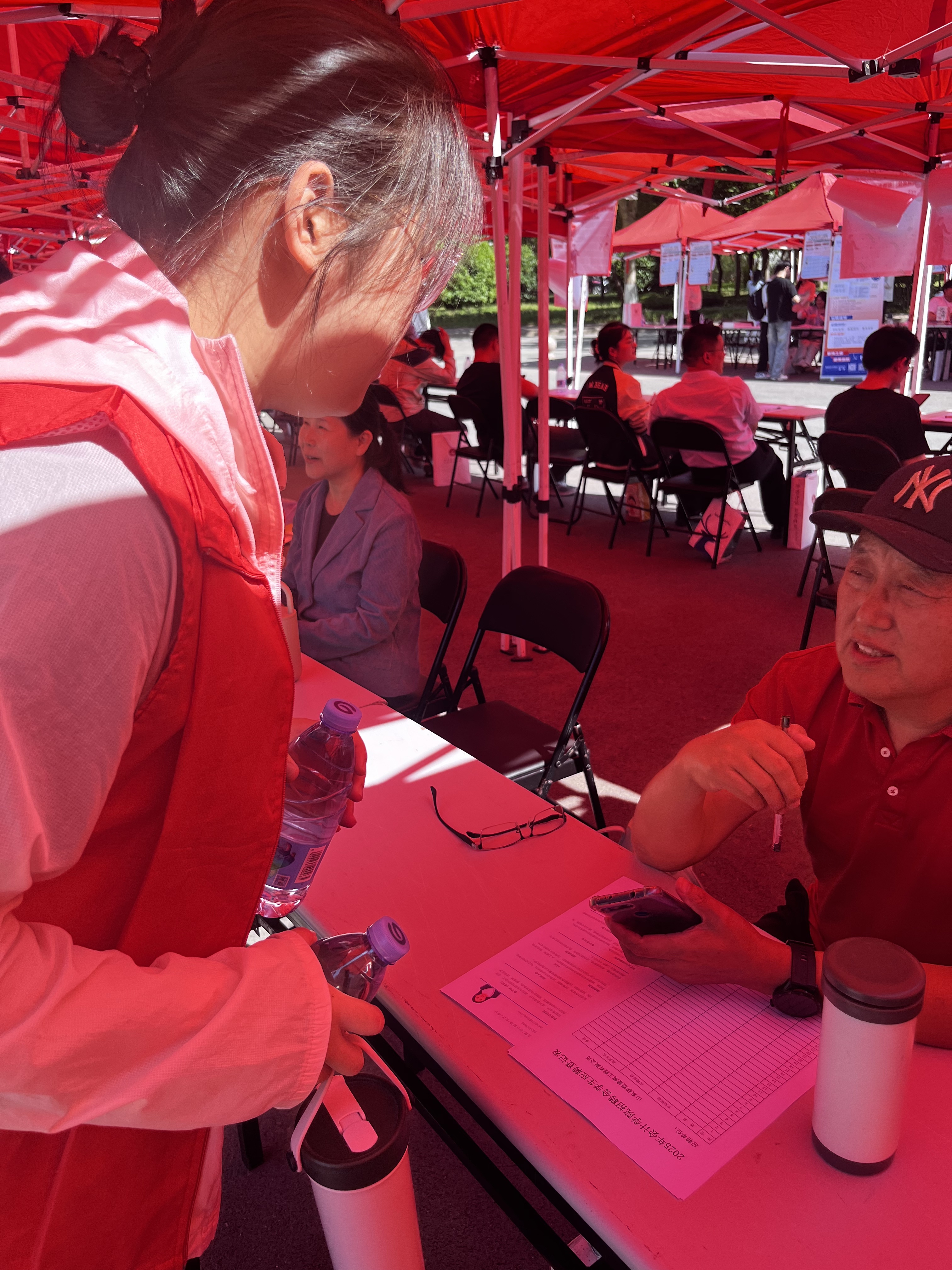 支部党员在学院招聘会开展志愿服务活动