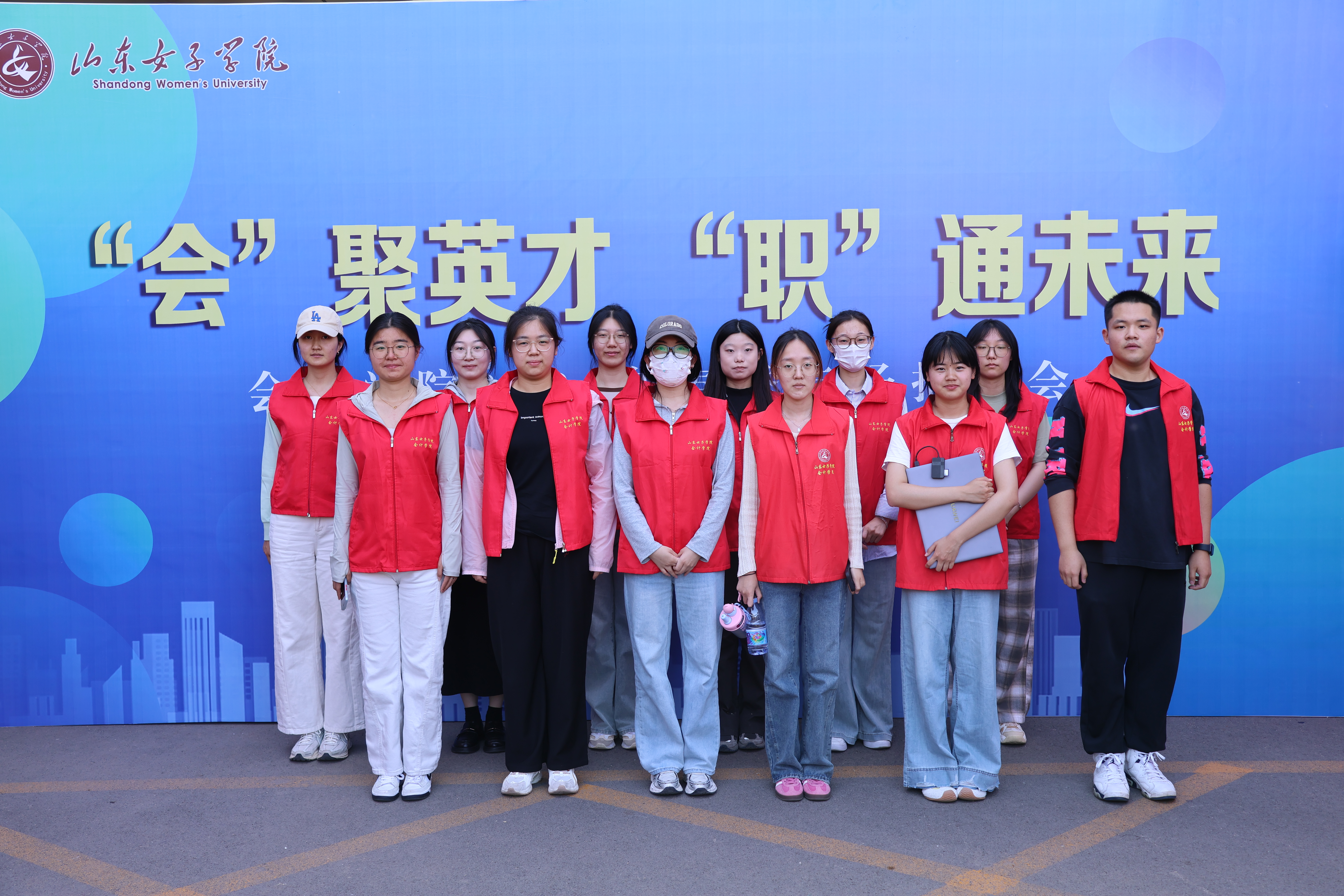 支部党员在学院招聘会开展志愿服务活动