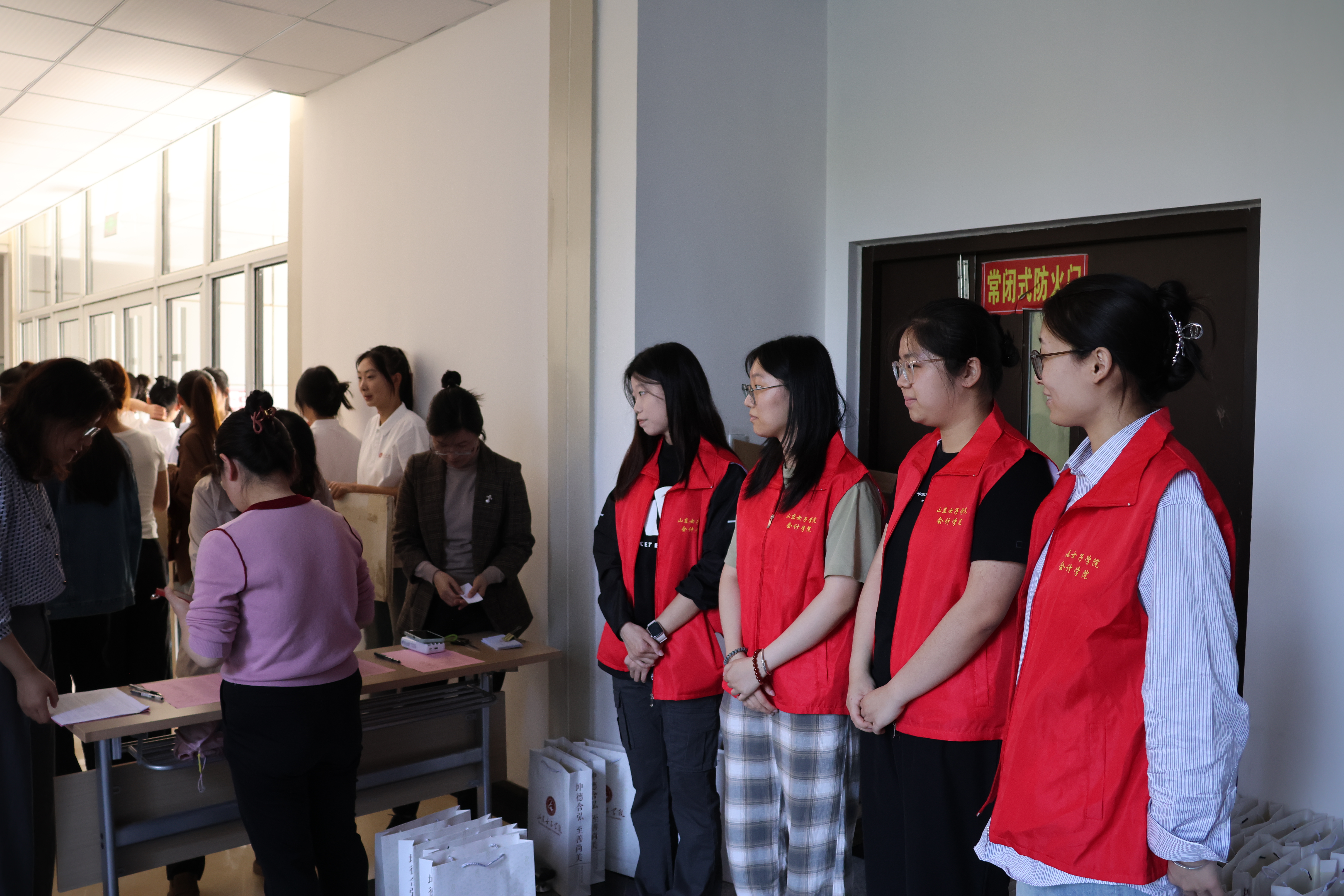 支部党员在学院招聘会开展志愿服务活动