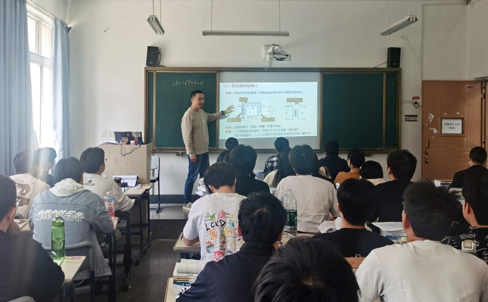 电气工程学院教师面向2+1学员授课 电气工程学院教师面向2+1学员授课