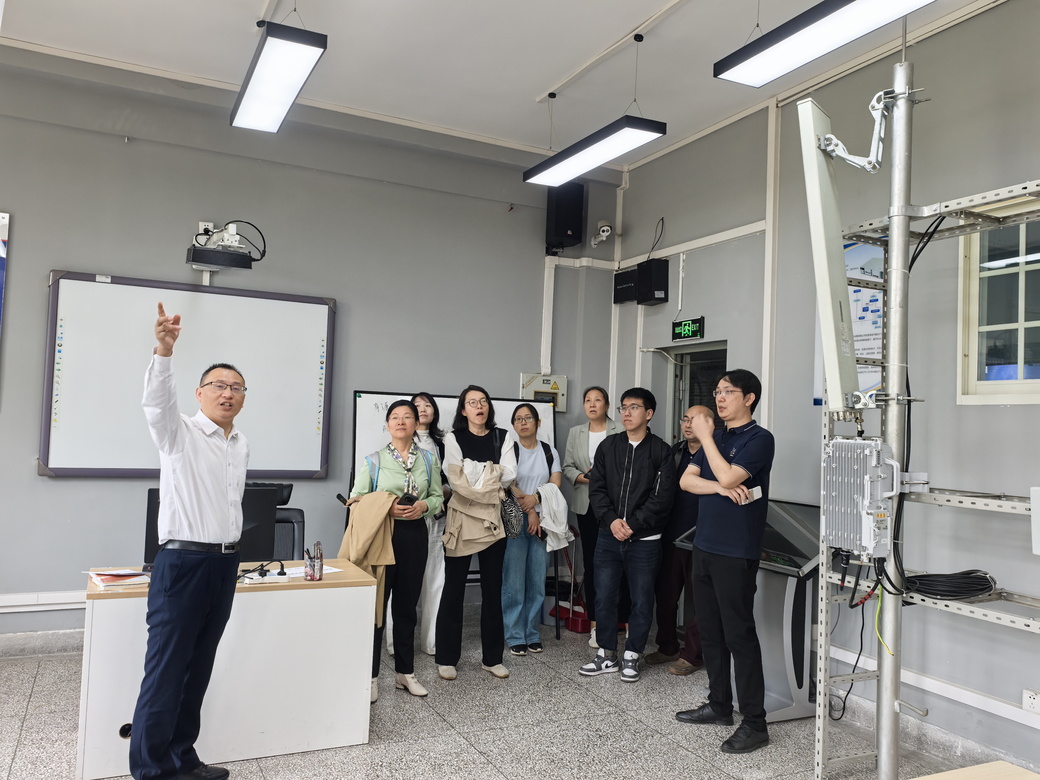 参观移动通信基站实训室