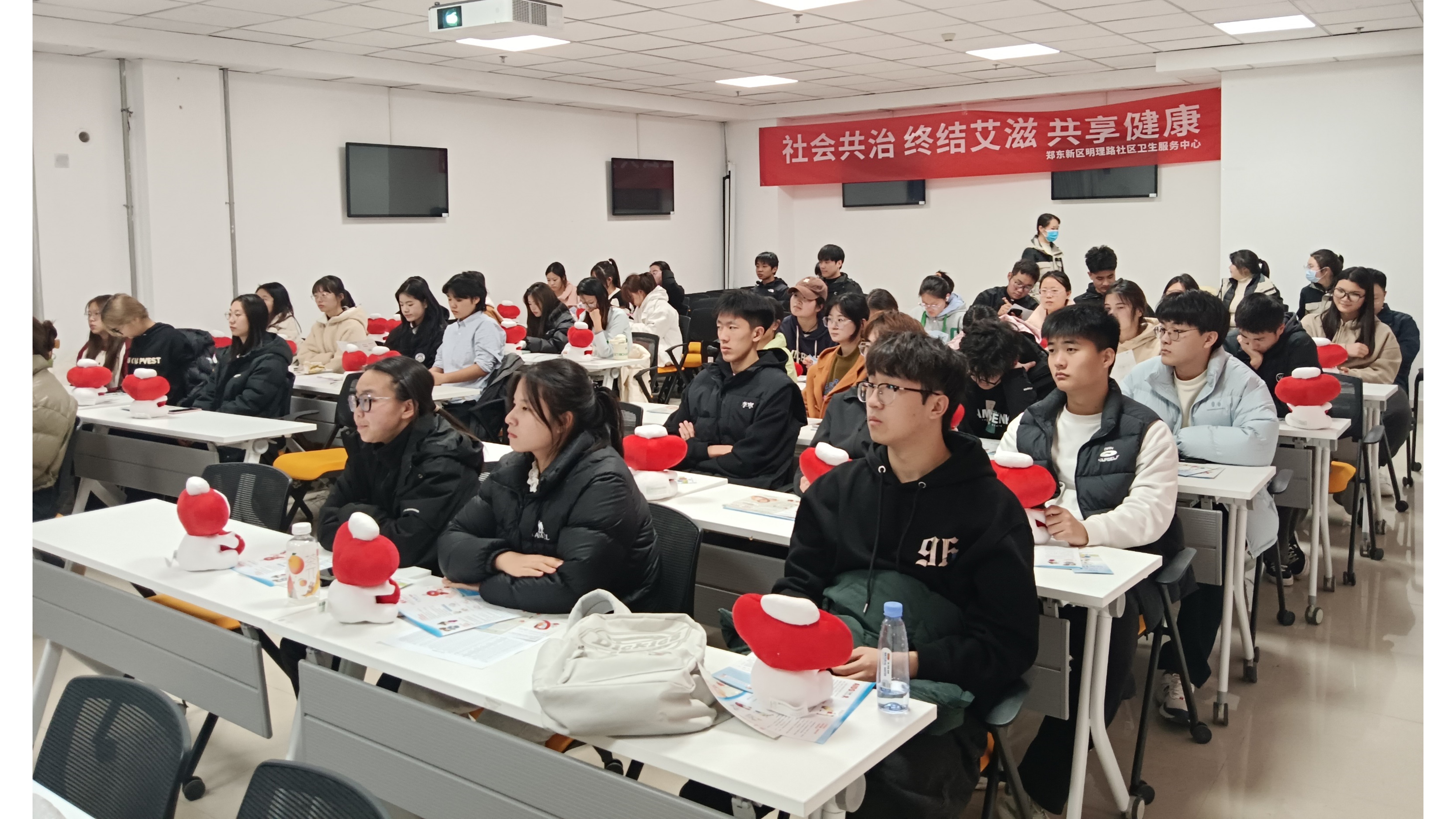 同学们在认真听报告