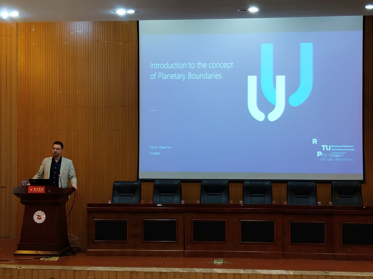 图为讲座现场 图为讲座现场