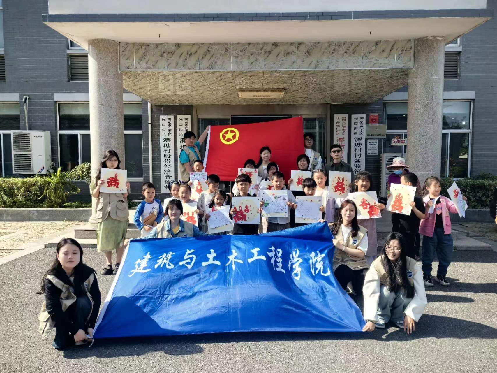 图2 党员教师、学生志愿者和社区孩子们合影