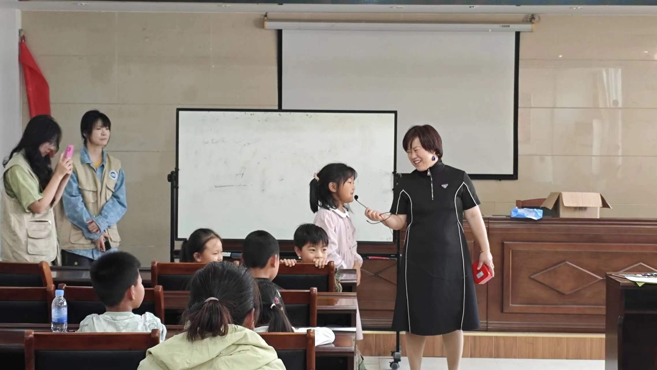 图1 王学丽老师和社区孩子互动