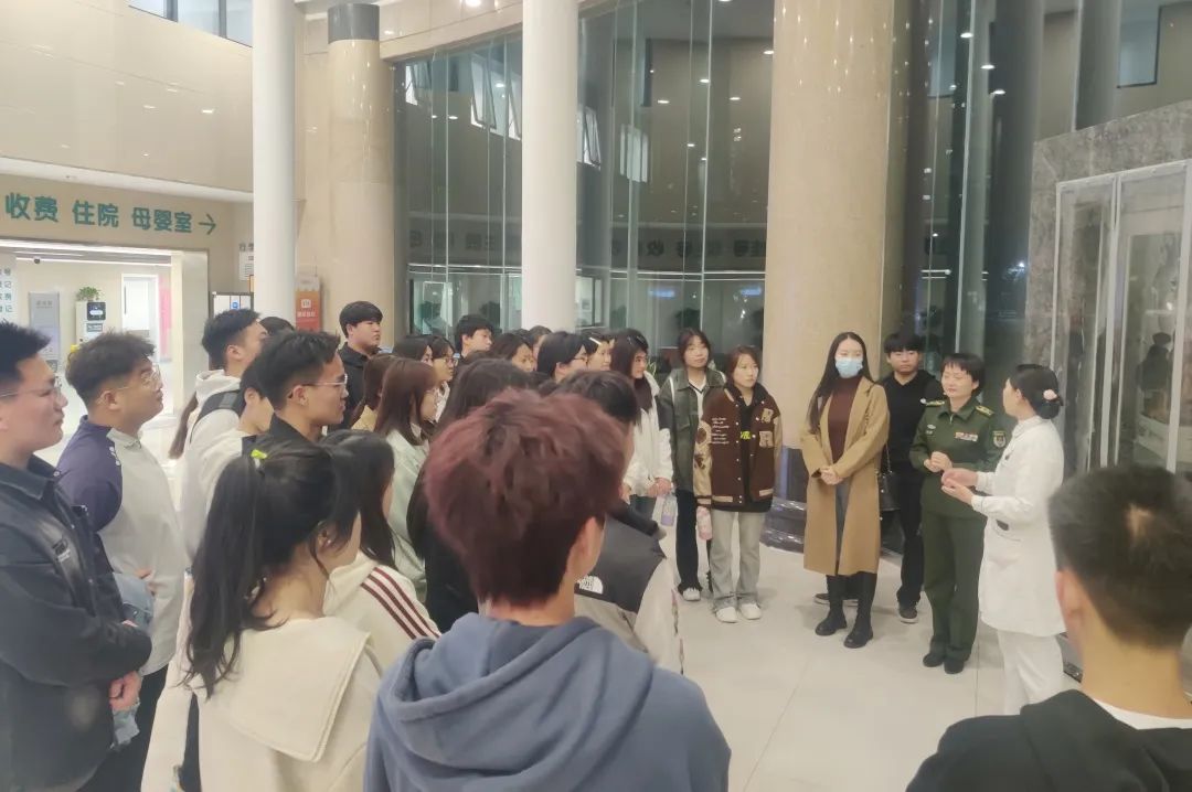 段菁老师带领学生达到第988医院