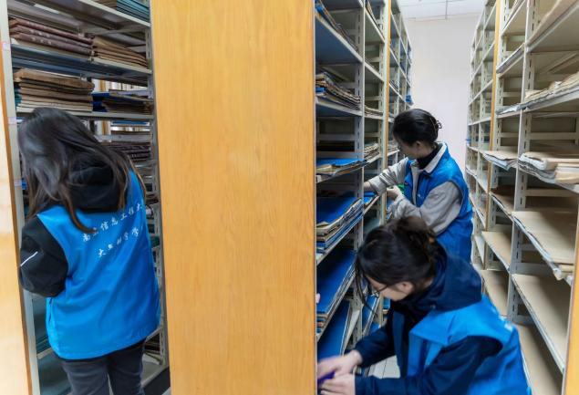 支部党员整理天气图