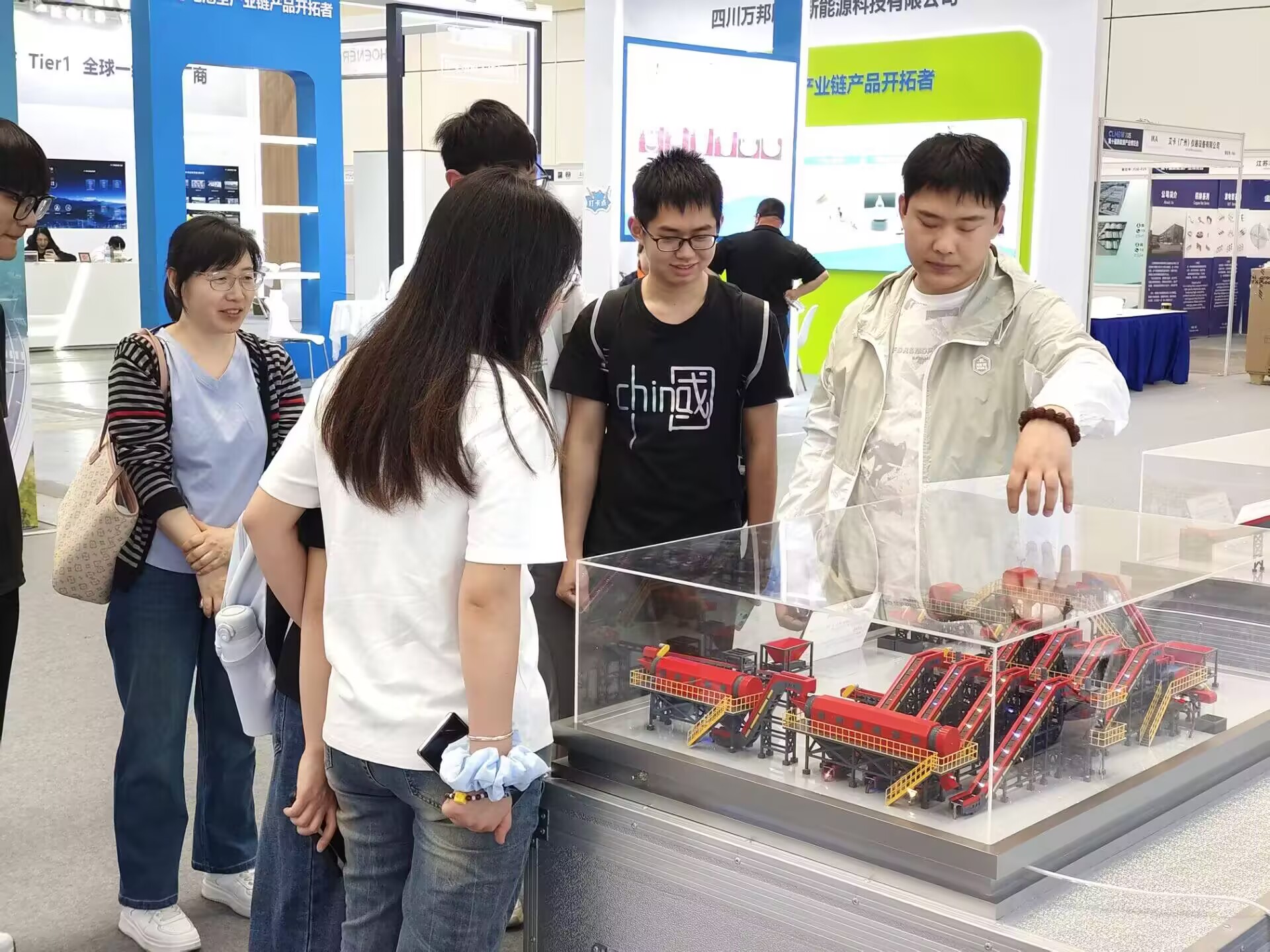 图2为:CLNB国际新能源产业博览会参观图 图2为:CLNB国际新能源产业博览会参观图