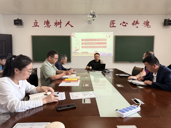 支委姚千里老师带领党员集中学习_副本