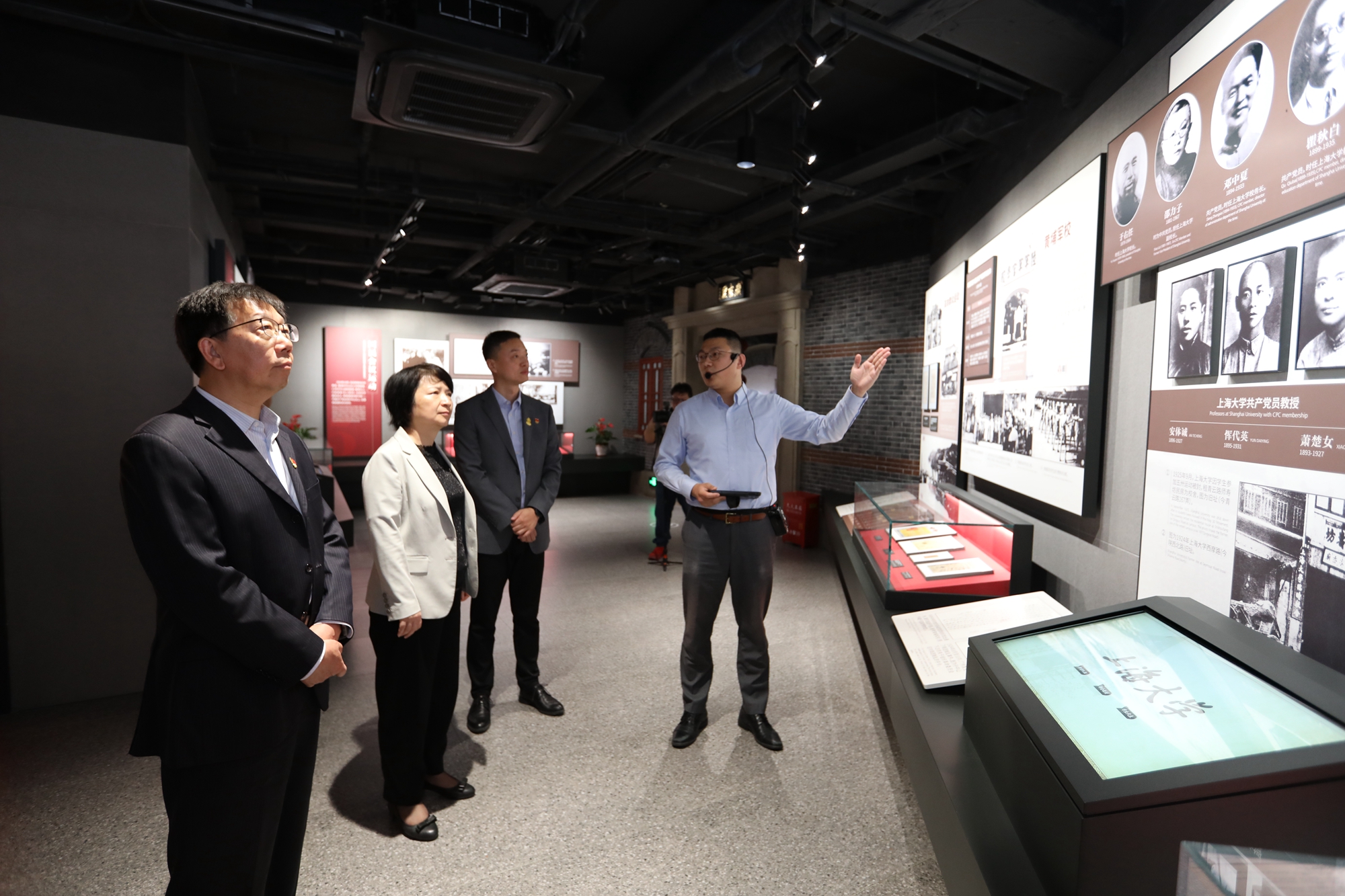 与会人员参观学习4