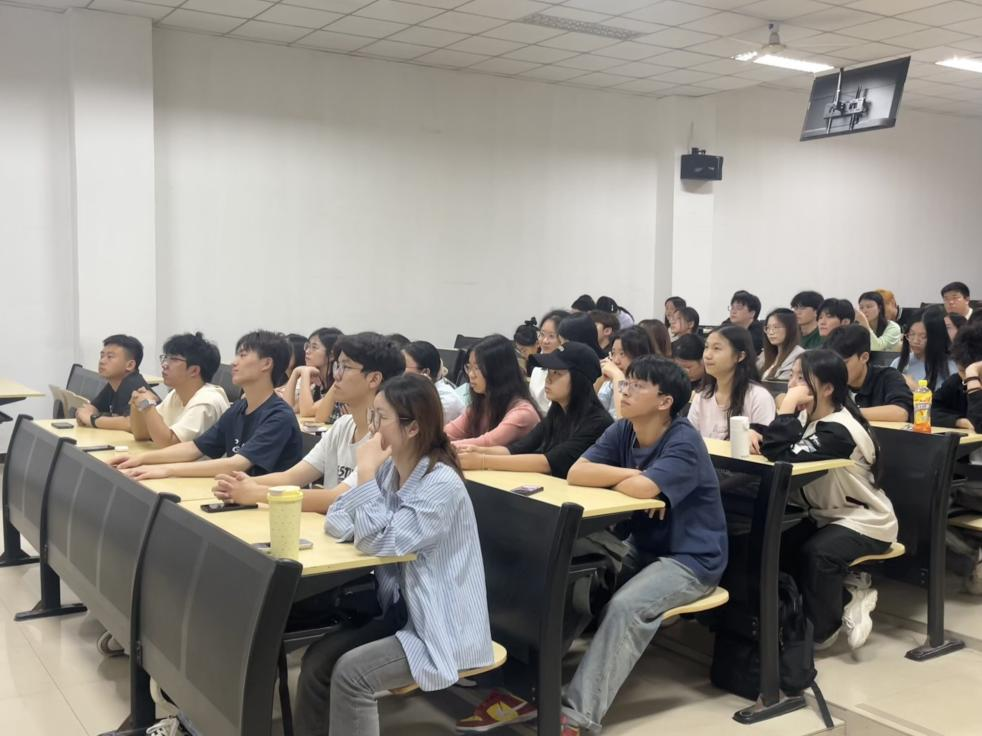 “反诈防‘贷’进校园,青春筑盾护网安”校园普法活动(2) “反诈防‘贷’进校园,青春筑盾护网安”校园普法活动(2)