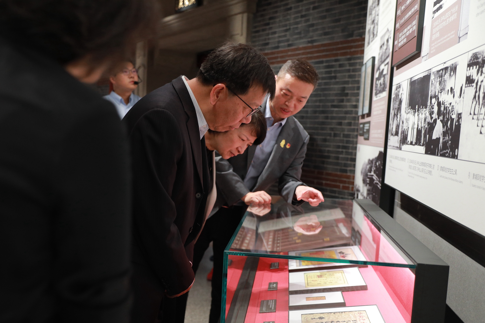 与会人员参观学习3