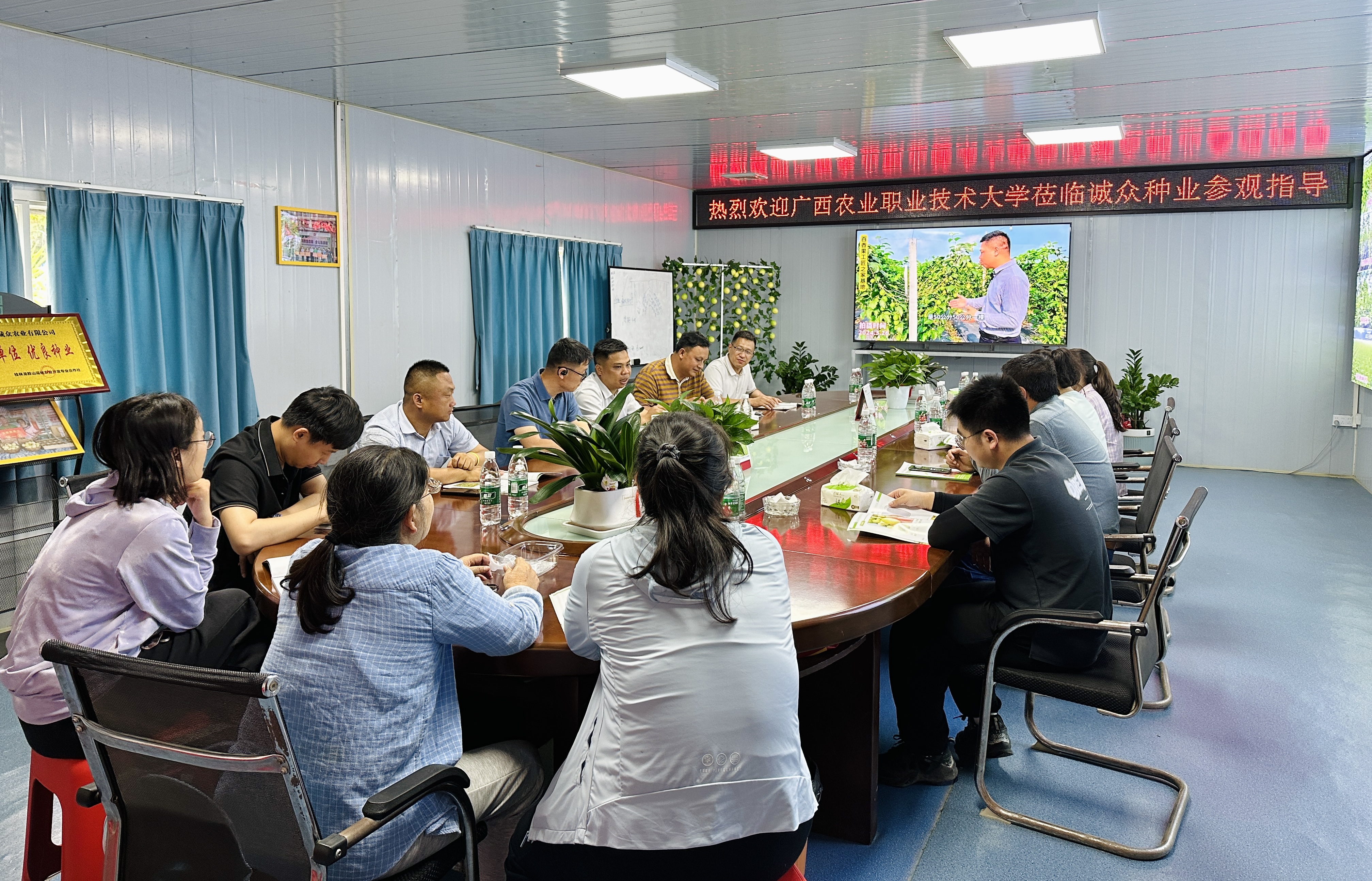 2.支部书记姜建军赴钦州市农业科学研究所、广西诚众东云农业科技有限公司进行百香果产业病虫害调研及防控指导