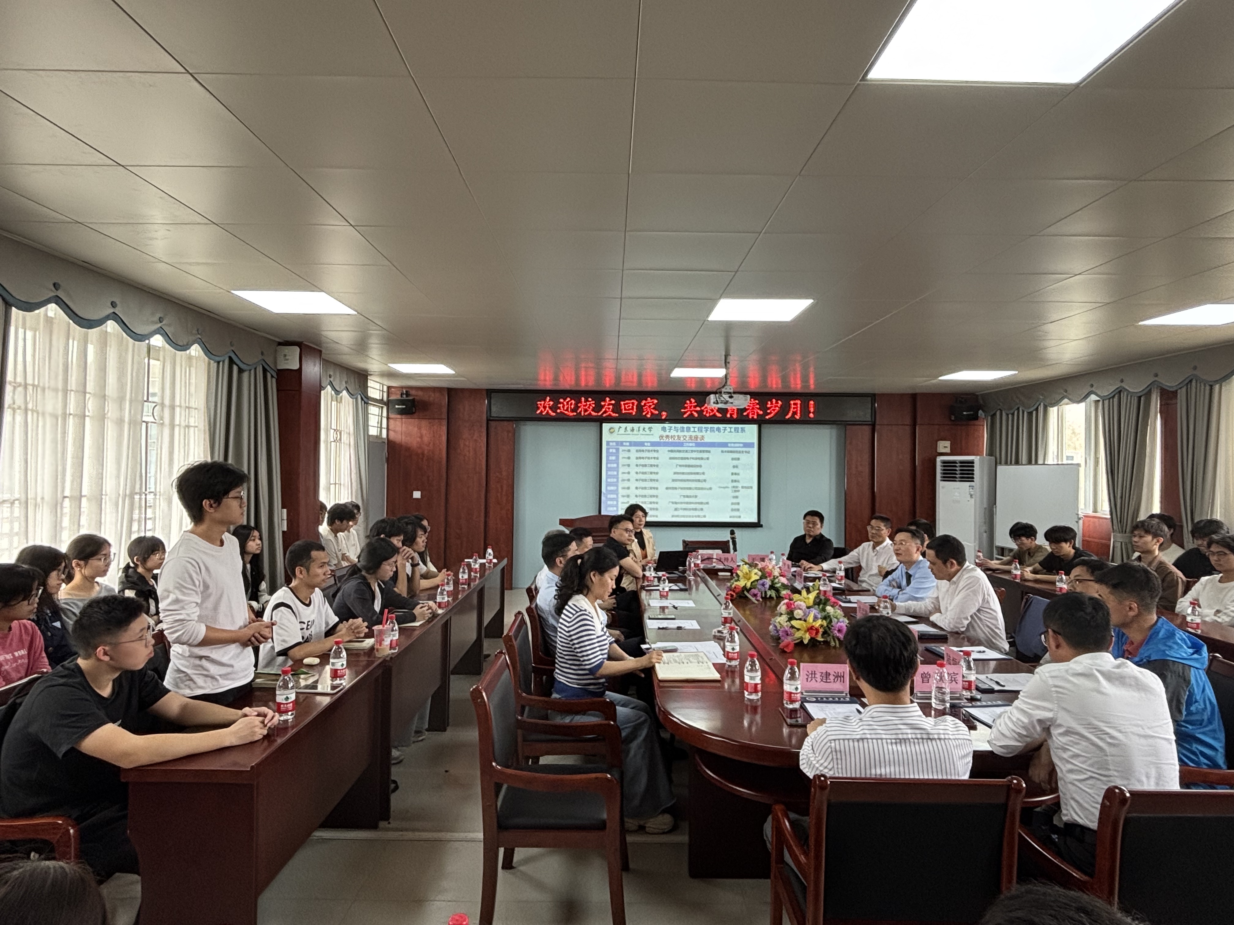 图2 优秀企业校友给在校生进行答疑解惑