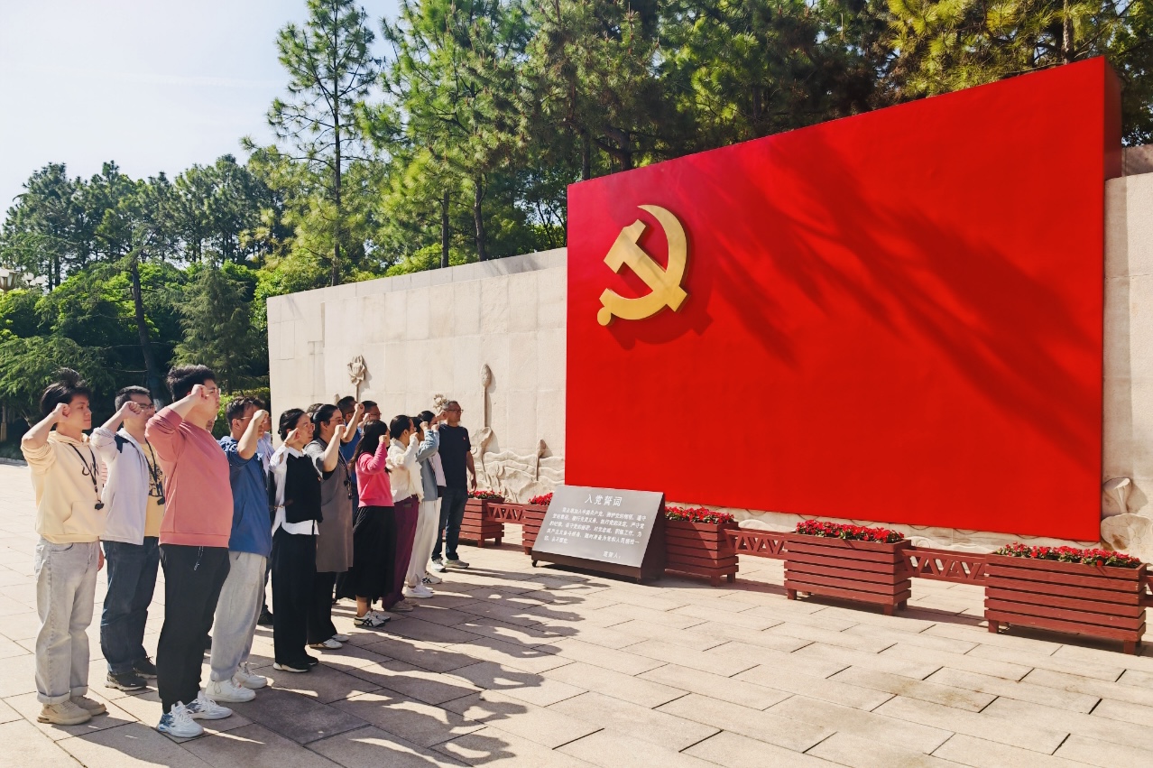 图5：师生代表在宣誓广场重温入党誓词