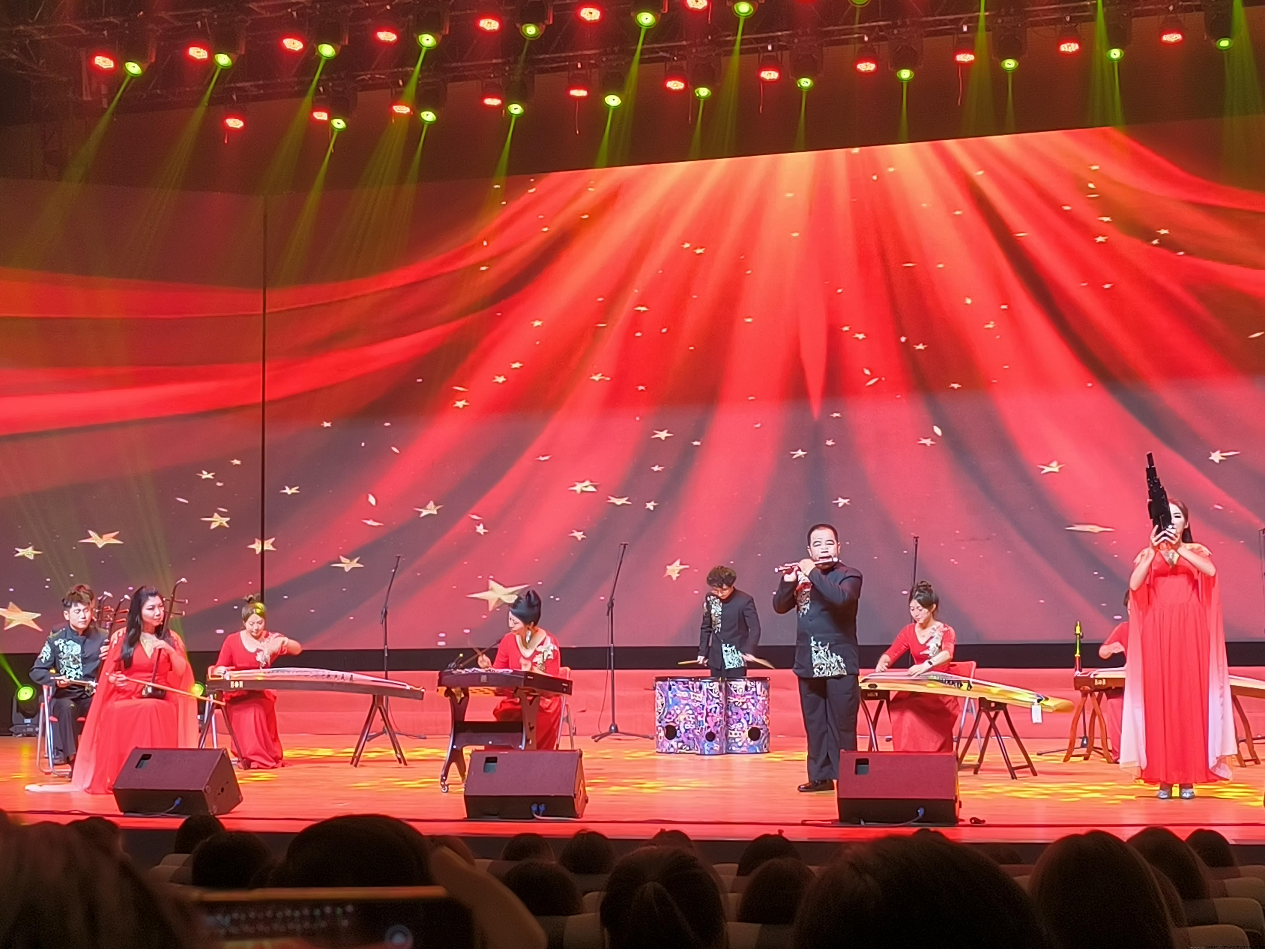 艺术设计系老师带领学生演奏《十送红军》
