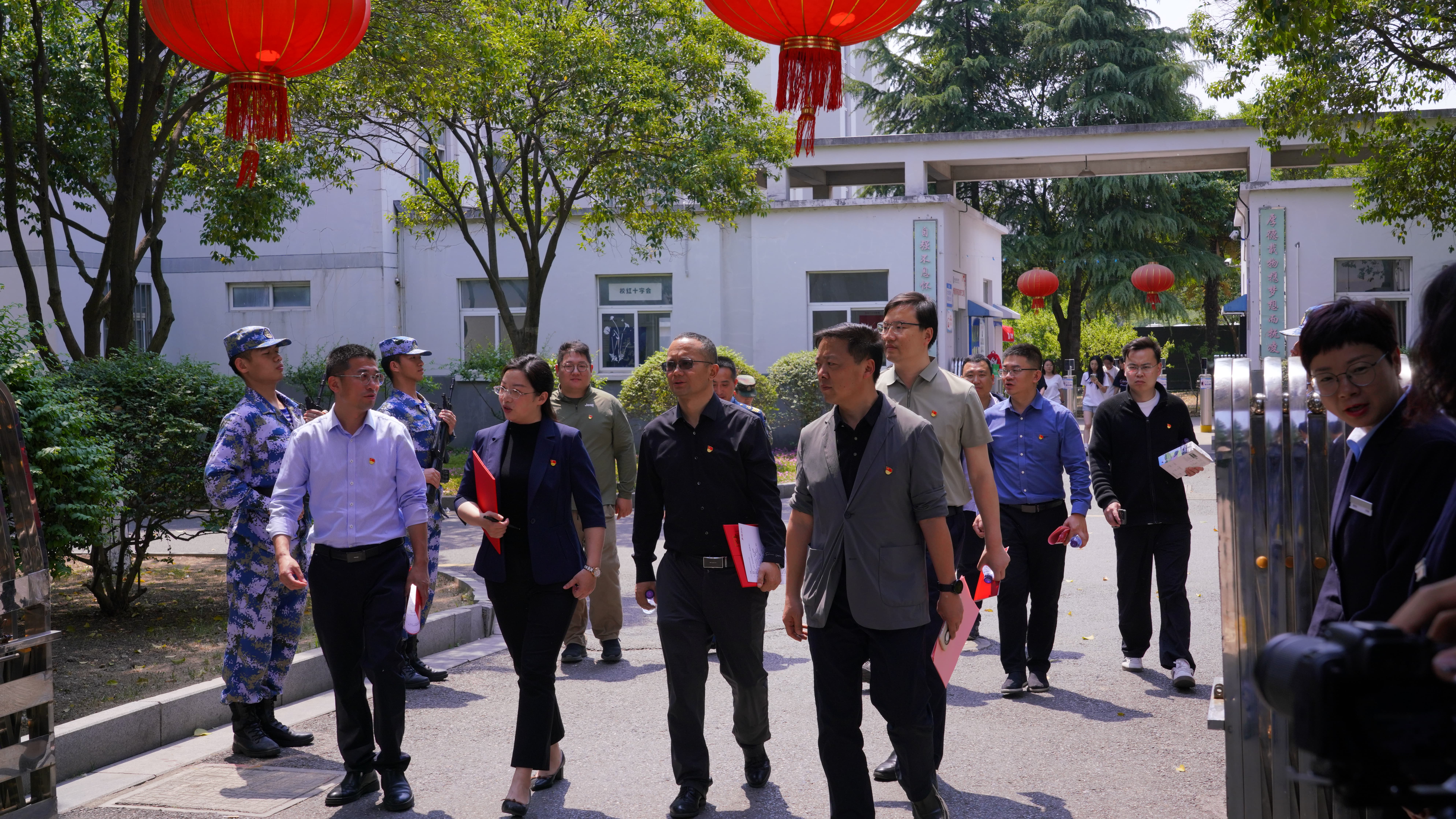 学校职能部门与学院领导携手入驻学生社区