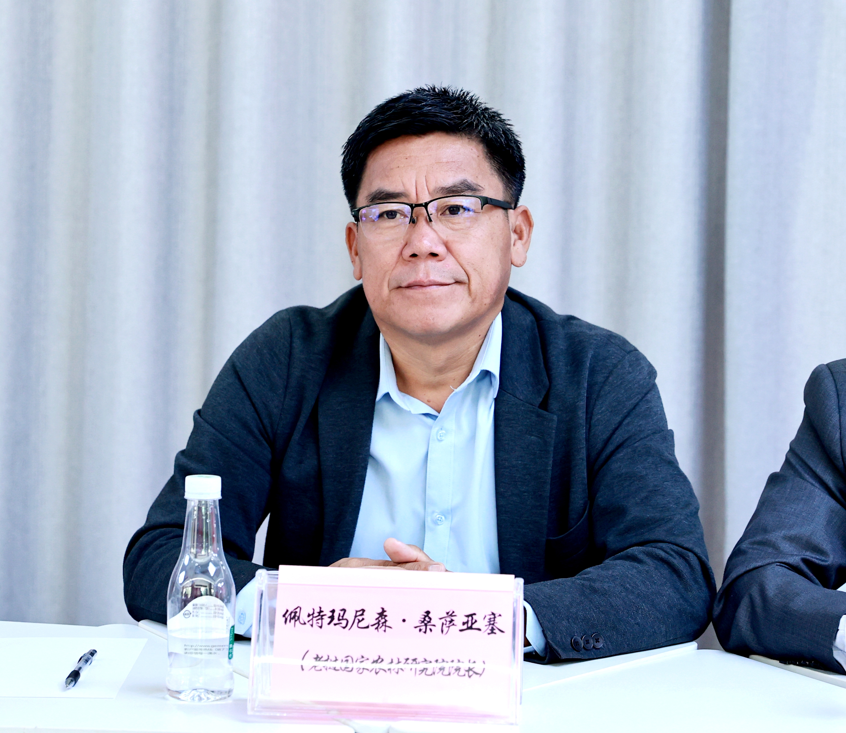 老挝国家农林研究院院长佩特玛尼森・桑萨亚塞博士讲话