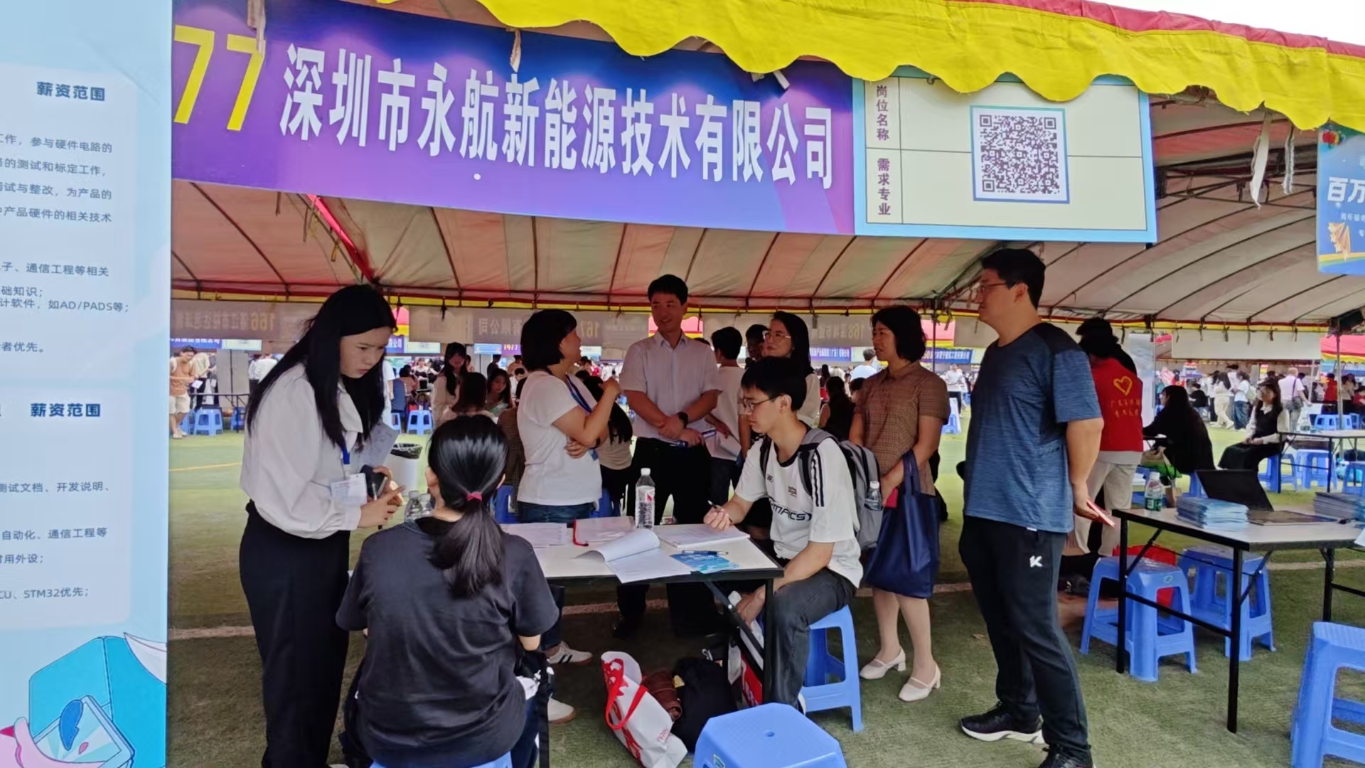 图2 李灿苹书记和郭磊老师与企业招聘代表亲切交流
