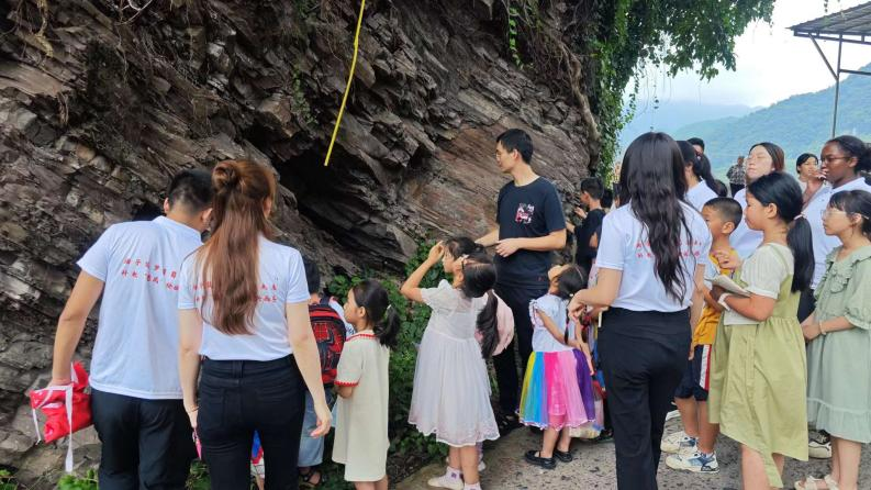 教授团队教师带领孩子们进行野外地质研学