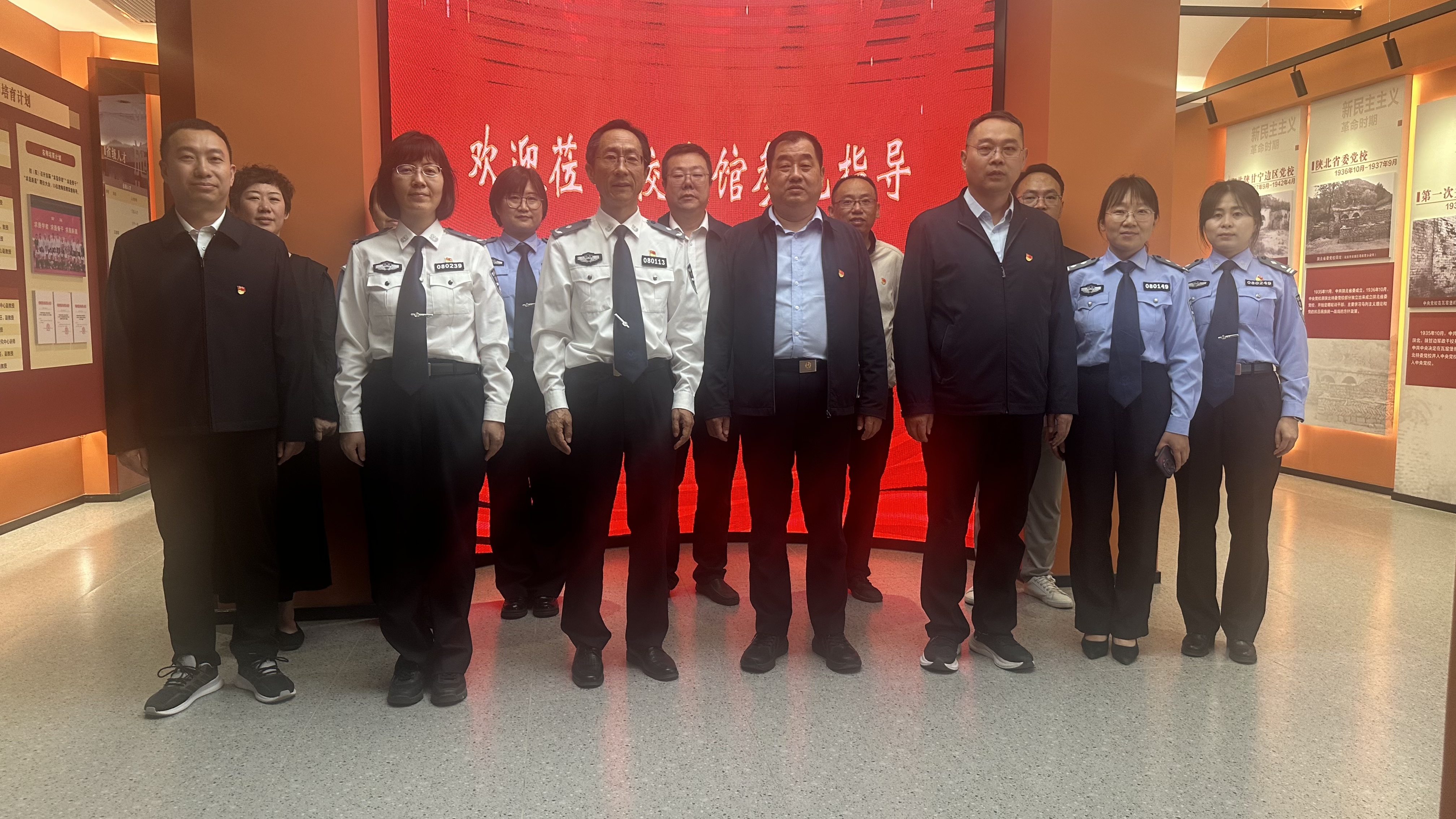 参观校史馆