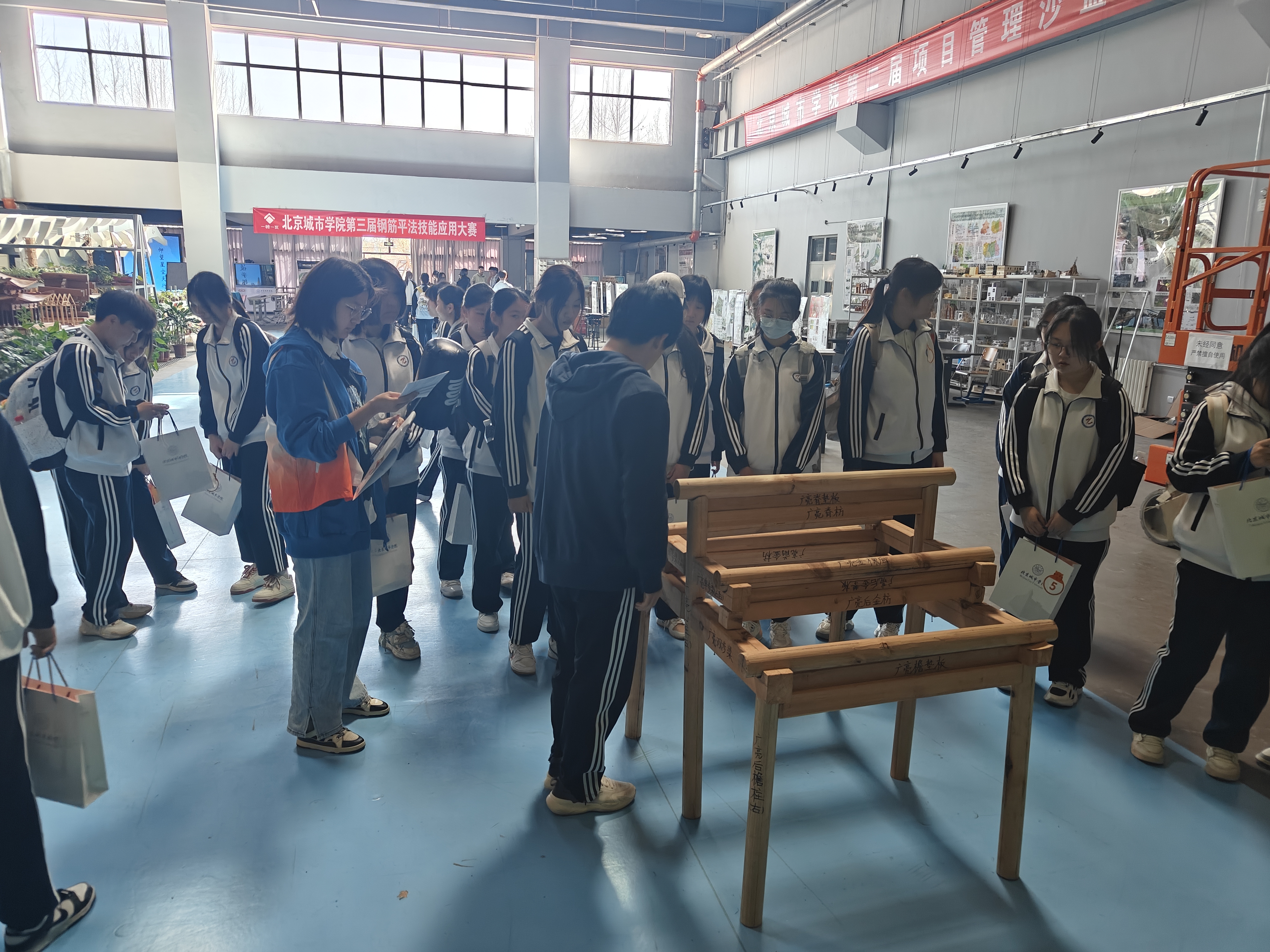 配图1参观古建筑构件 配图1参观古建筑构件