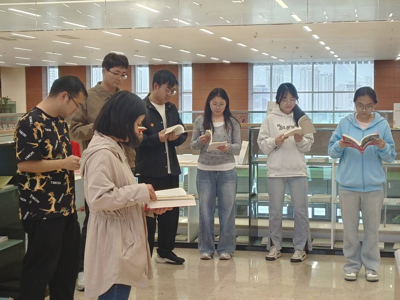 图2 支部书记带领党员干部开展读书活动 图2 支部书记带领党员干部开展读书活动