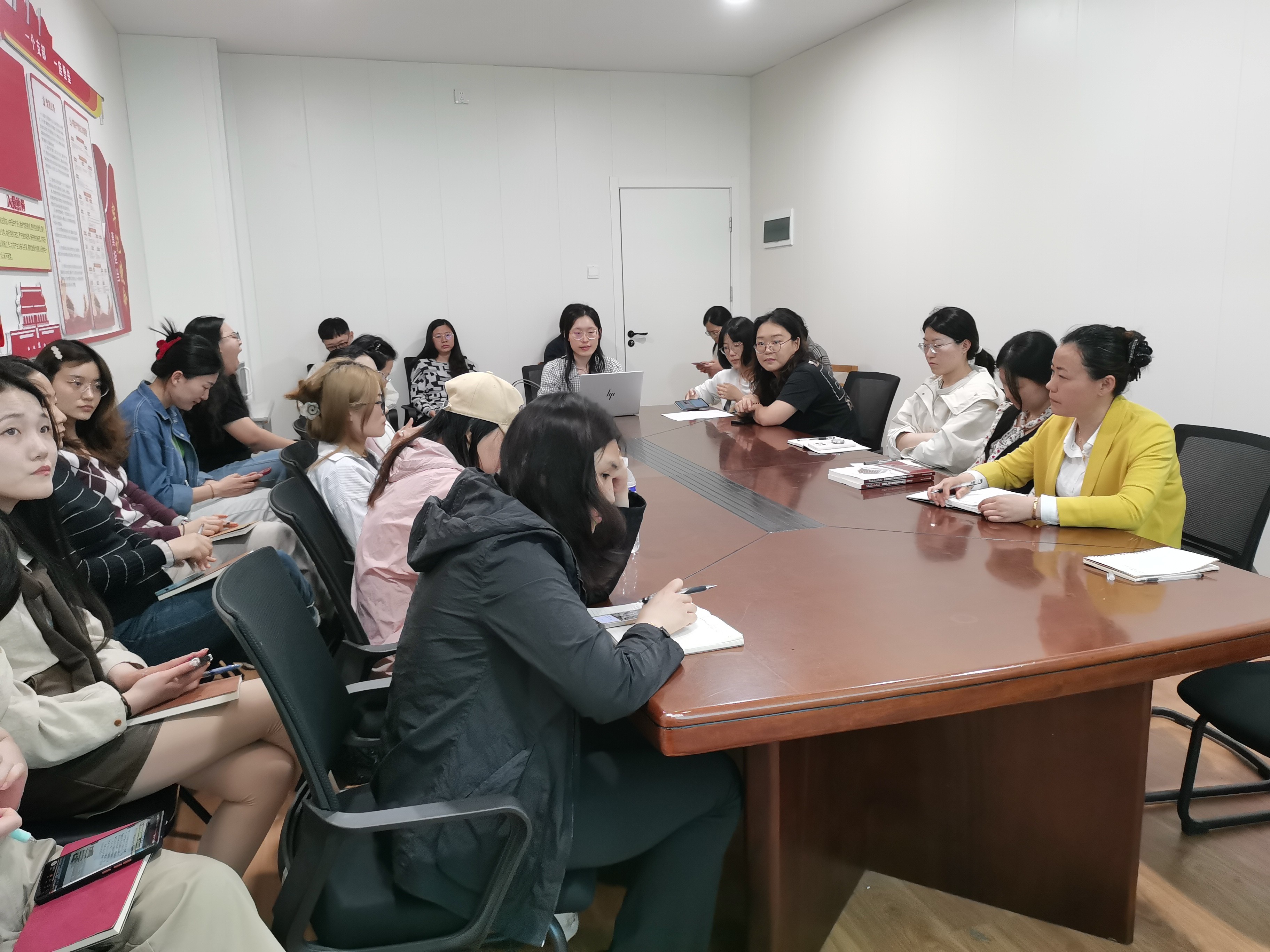 图1 朱菁文老师领学